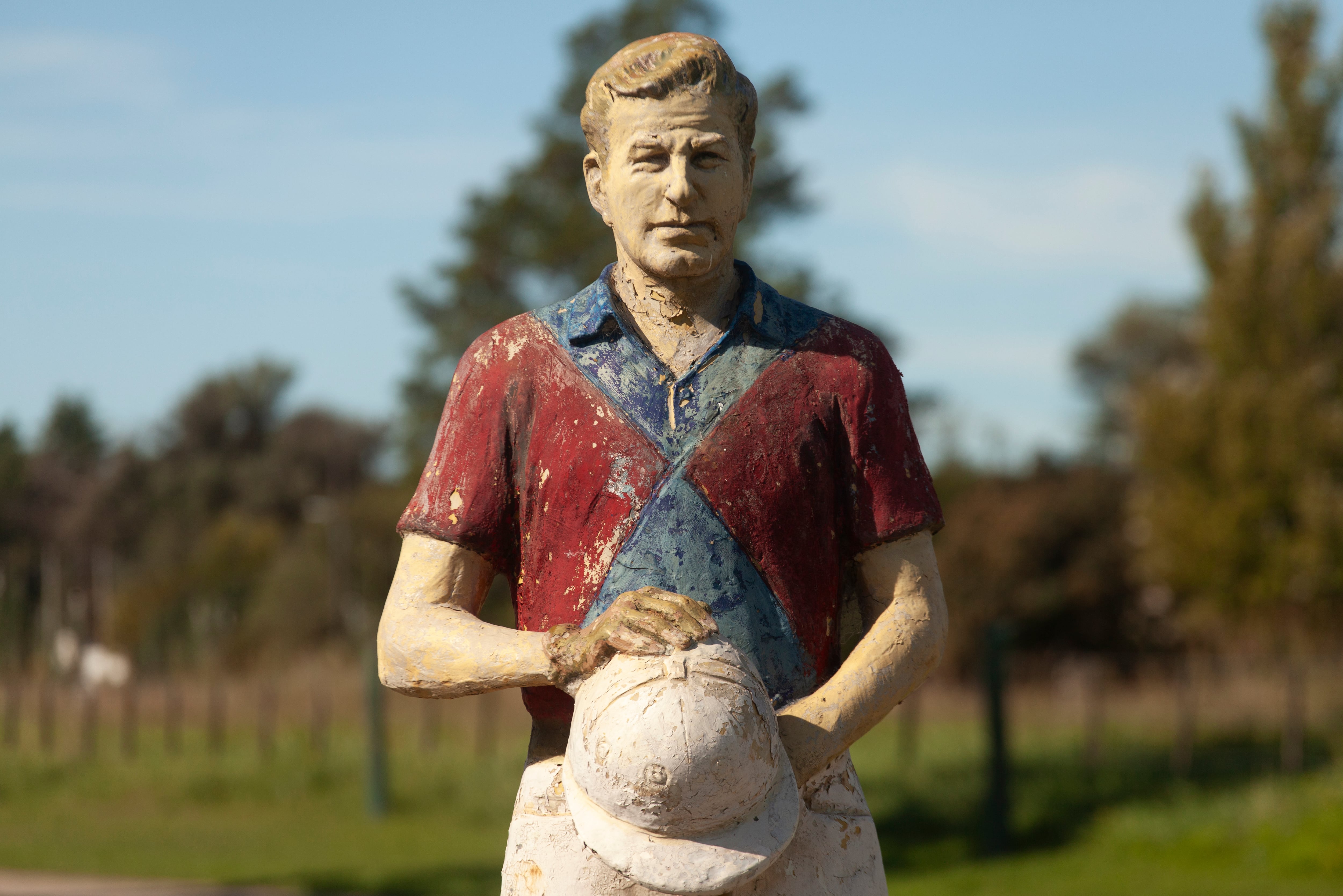 En la entrada a la ciudad, la escultura que recuerda a Juan Carlos Harriott, que murió en septiembre del 2023.