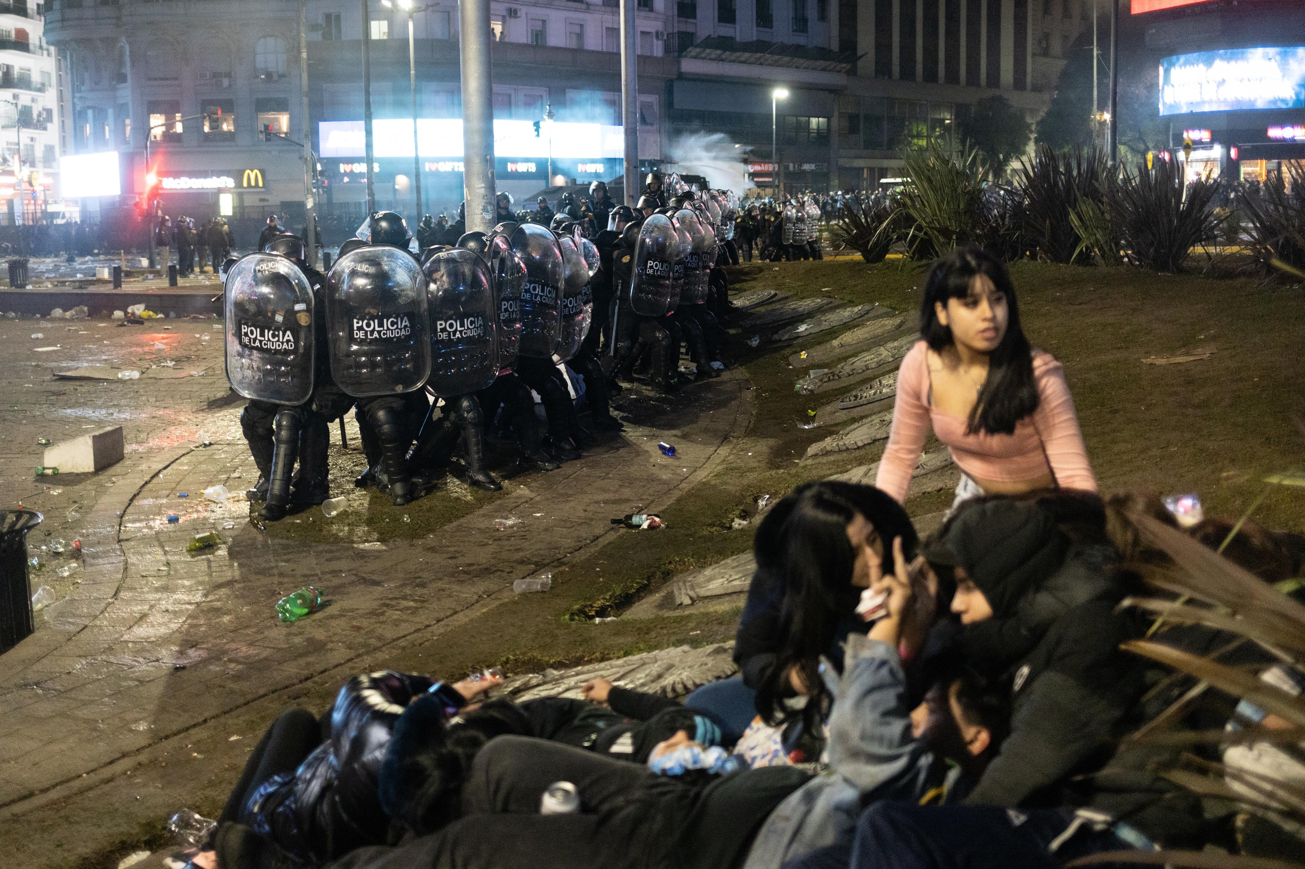La policía reprimió a quienes lanzaron botellas y piedras
