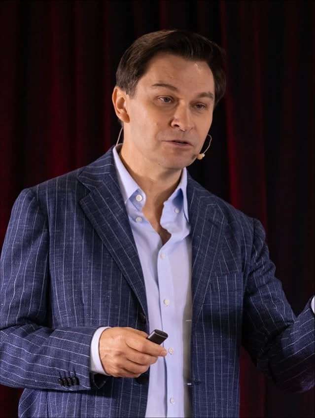 Su trabajo propone la Teoría de la Información del Envejecimiento, la cual sugiere que la vejez es el resultado de la pérdida de datos epigenéticos y no simplemente un desgaste inevitable