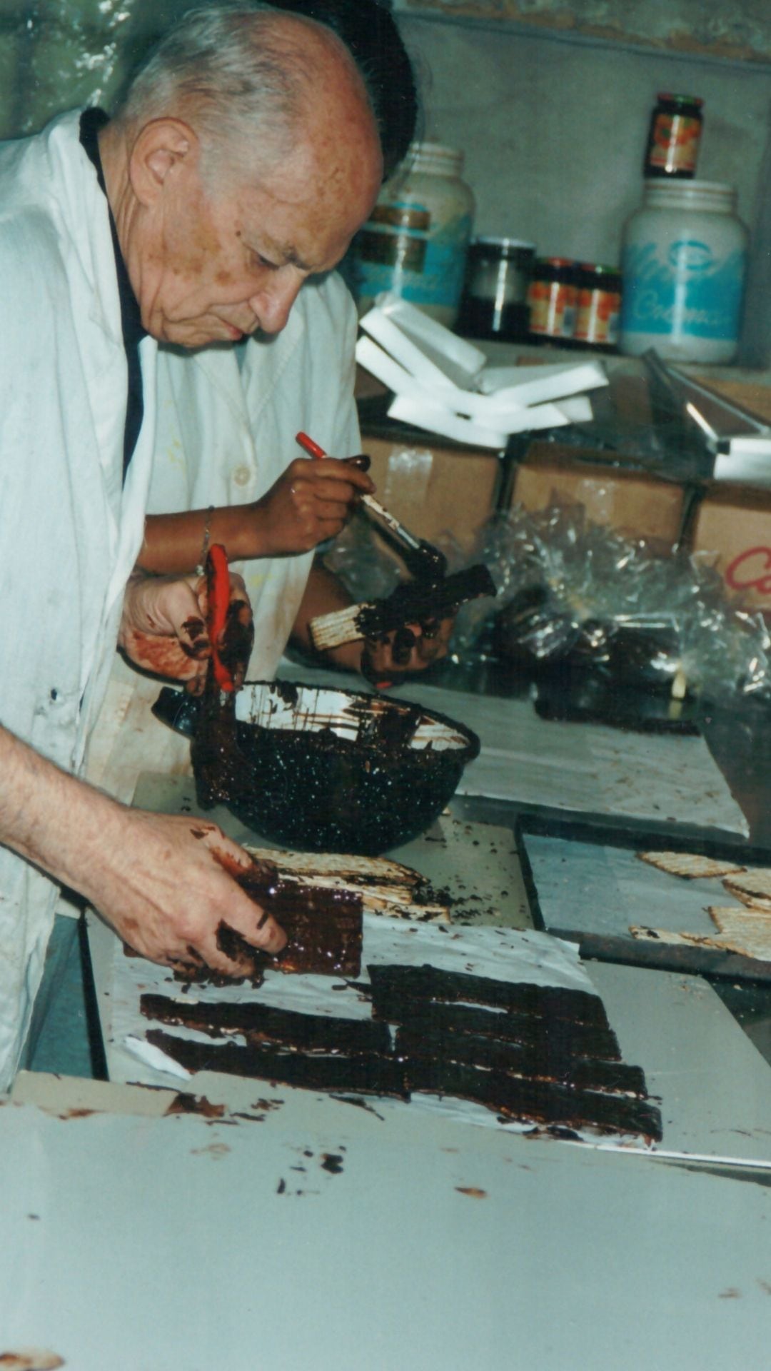 Hermann ayudando en la chocolatería en su vejez