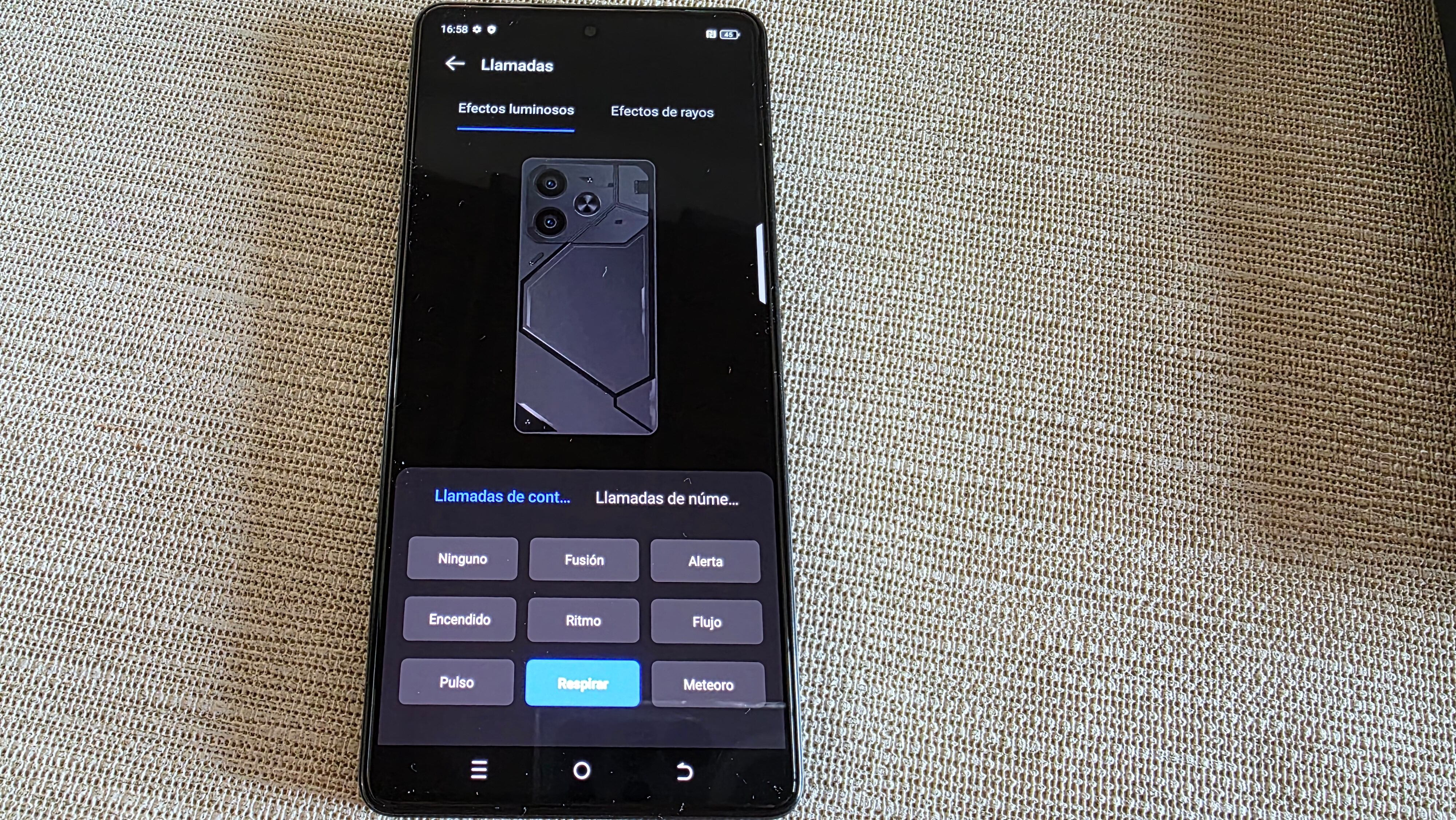 El Pova 6 tiene luces LED traseras que pueden configurarse