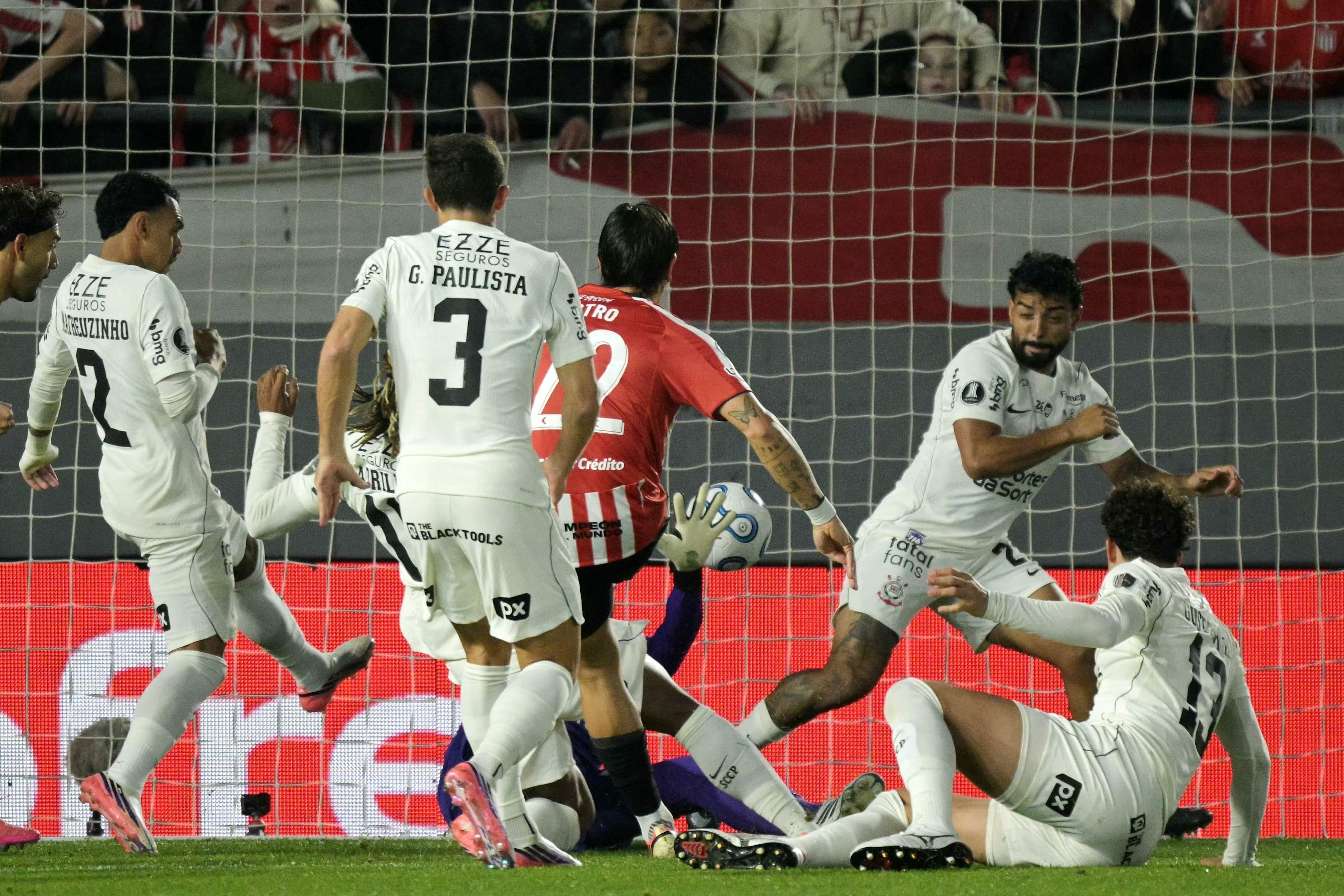 El gol de Estudiantes, apenas a los tres minutos: Alexis Castro se las ingenia para definir rodeado de jugadores de Corinhtians