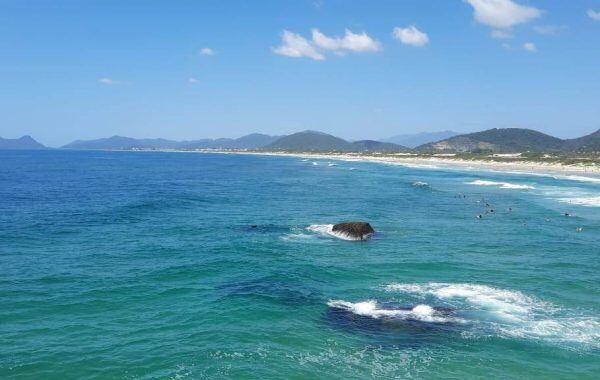 Playa Joaquina, es un atractivo para los surfistas de todo el mundo por sus olas grandes y largas