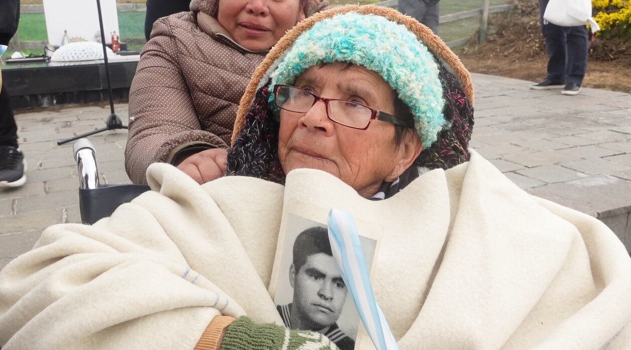 Elena, con la foto de su hijo