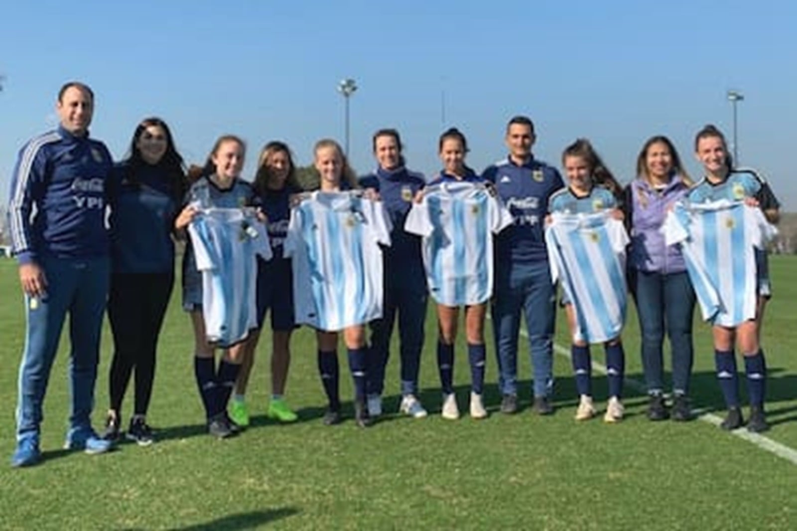Diego Guacci junto a jugadores de la selección femenina argentina