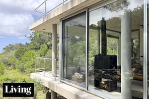 Una casa de hormigón y vidrio que se hermana con su exuberante entorno natural