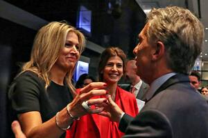 Máxima, con Macri, Juliana Awada y Vidal en el foro de inversiones en el CCK