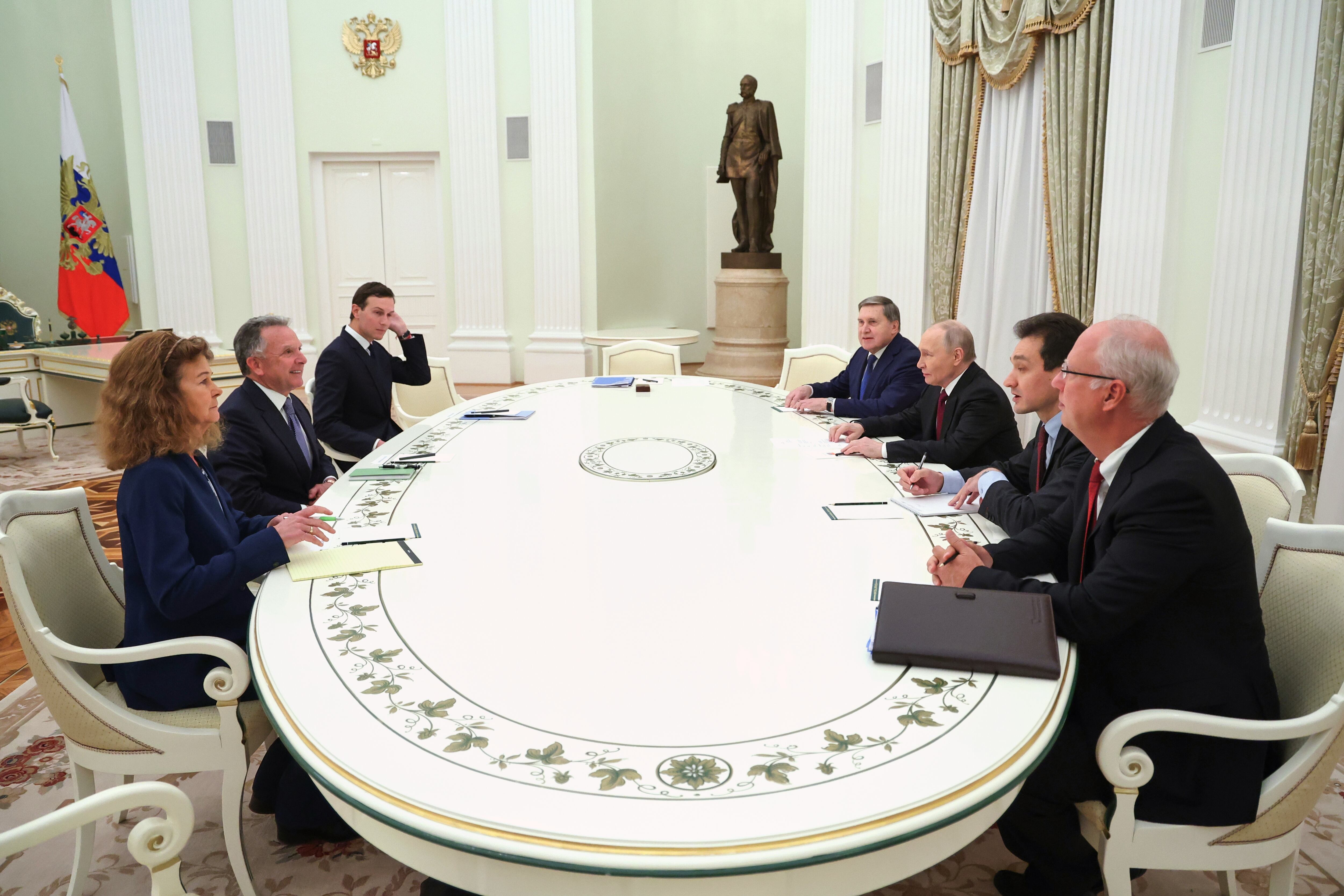 El presidente de Rusia, Vladímir Putin; el asesor presidencial de política extranjera, Yuri Ushakov, y el director general de Fondo de Inversión Directa de Rusia y representante especial presidencial para la Cooperación e Inversión Económica, Kirill Dmitriev, durante una reunión con el enviado especial de Estados Unidos, Steve Witkoff, y Jared Kushner, yerno del presidente de Estados Unidos, Donald Trump, en el Palacio del Senado, en el Kremlin, Moscú, el 2 de diciembre de 2025