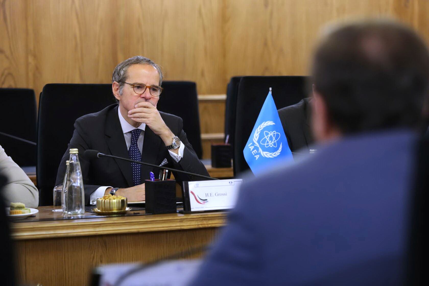 El director del Organismo Internacional de Energía Atómica Rafael Mariano Grossi en una reunión con el director de la agencia iraní Mohammad Eslami (Archivo)