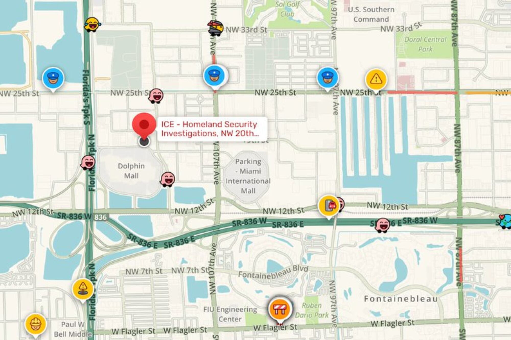 Códigos y mensajes en aplicaciones como Waze y WhatsApp forman parte de la red de avisos utilizada por migrantes que el propio Aguirre se encarga de verificar