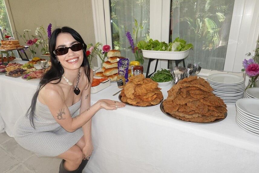 La torre de milanesas que eligió Lali para agasajar a los invitados