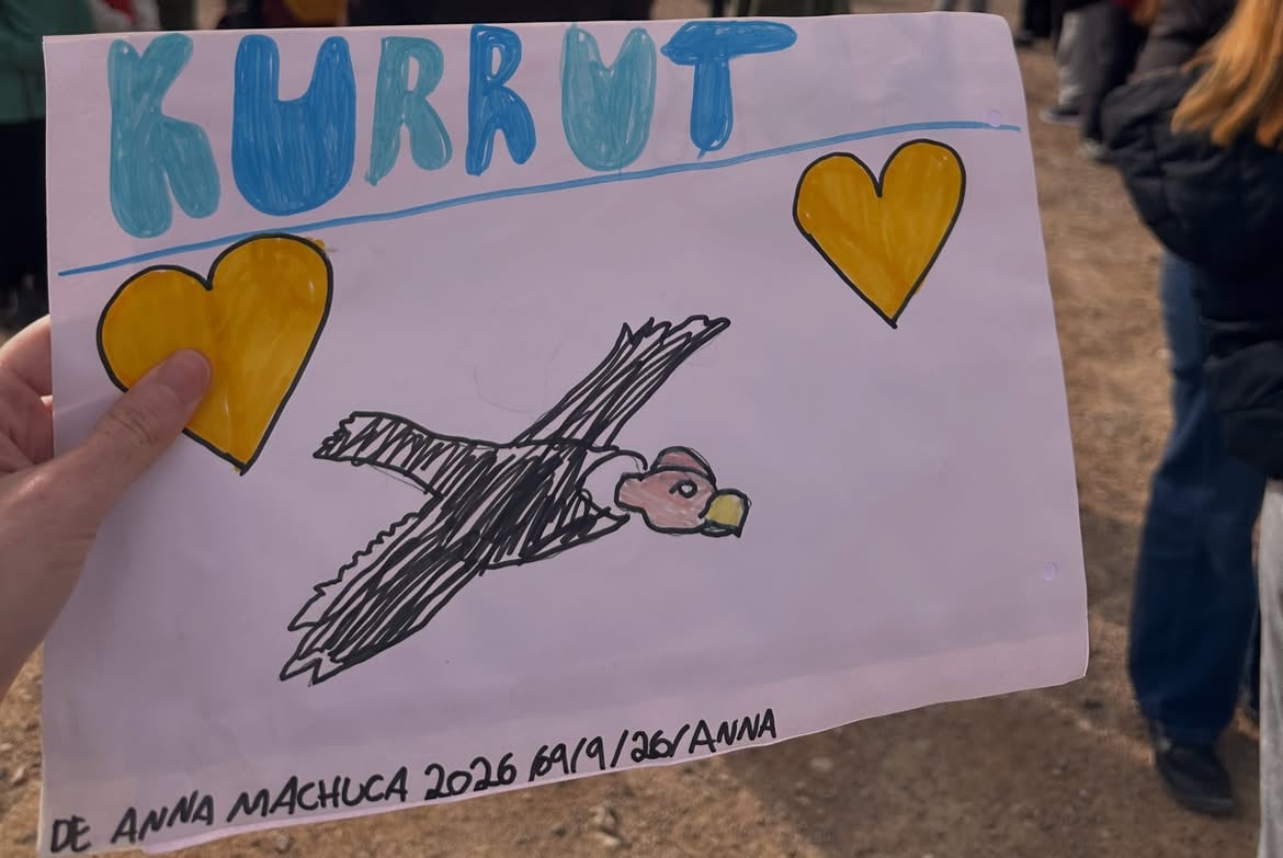 Muchos chicos de escuelas locales fueron a despedirlo, lo que se pensó como una actividad de concientización