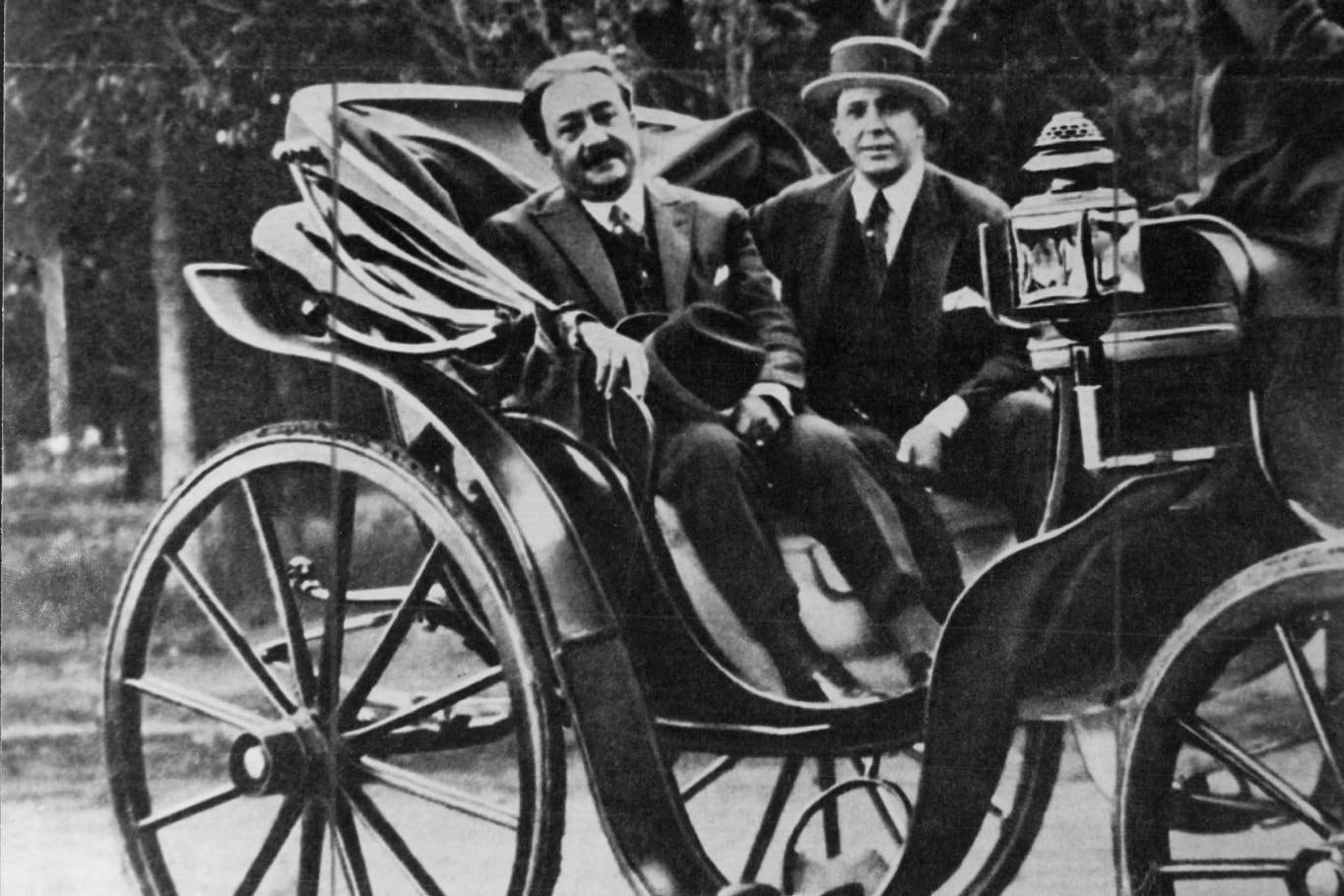 José Razzano y Carlos Gardel pasean por Palermo, en 1934