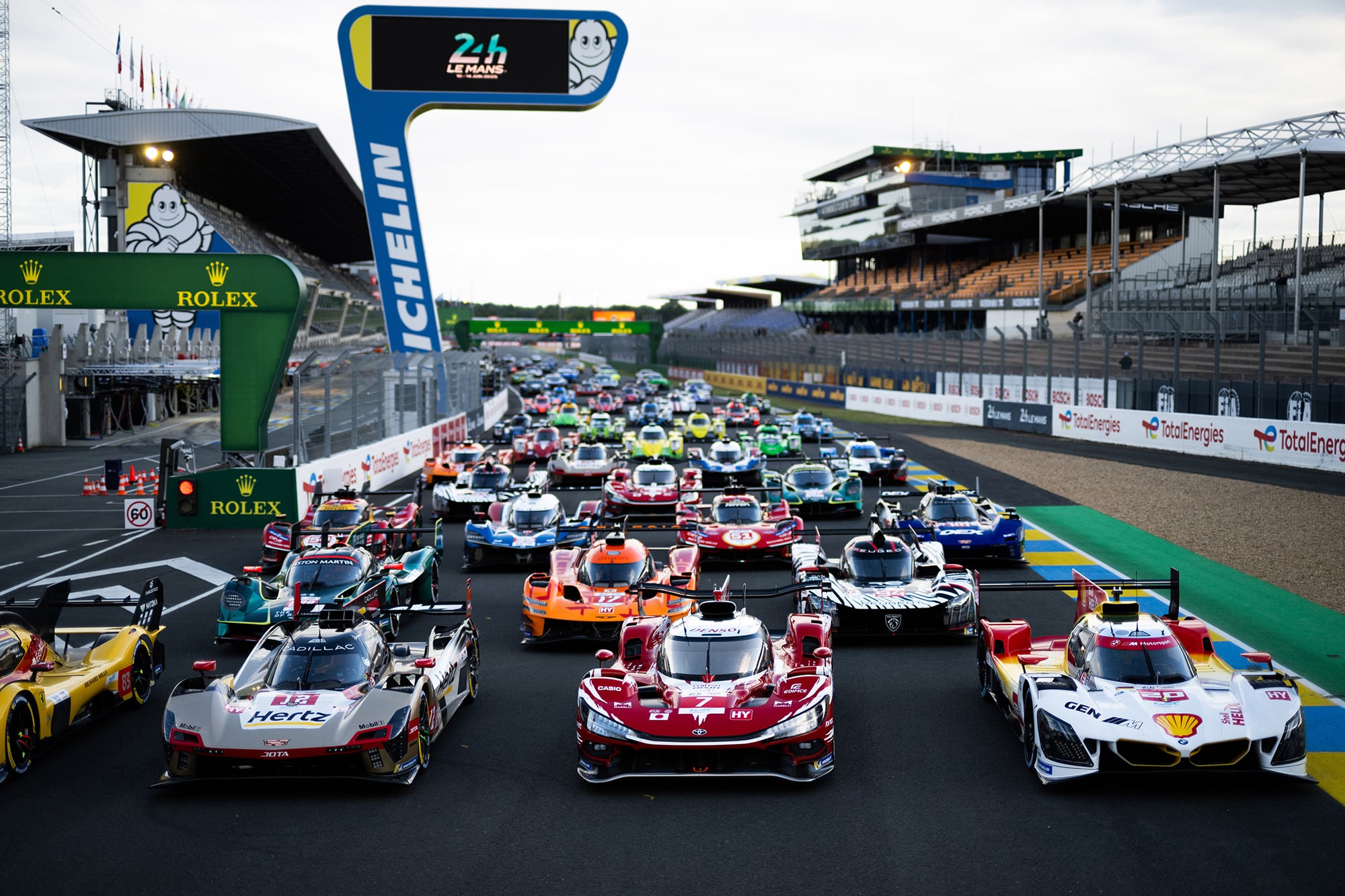La tradicional foto con todos los autos que participarán en las 24 Horas de Le Mans; Ferrari ganó las tres últimas veces, aunque la Scuderia no enseñó velocidad en la Hyperpole y su mejor auto marcó el octavo mejor tiempo