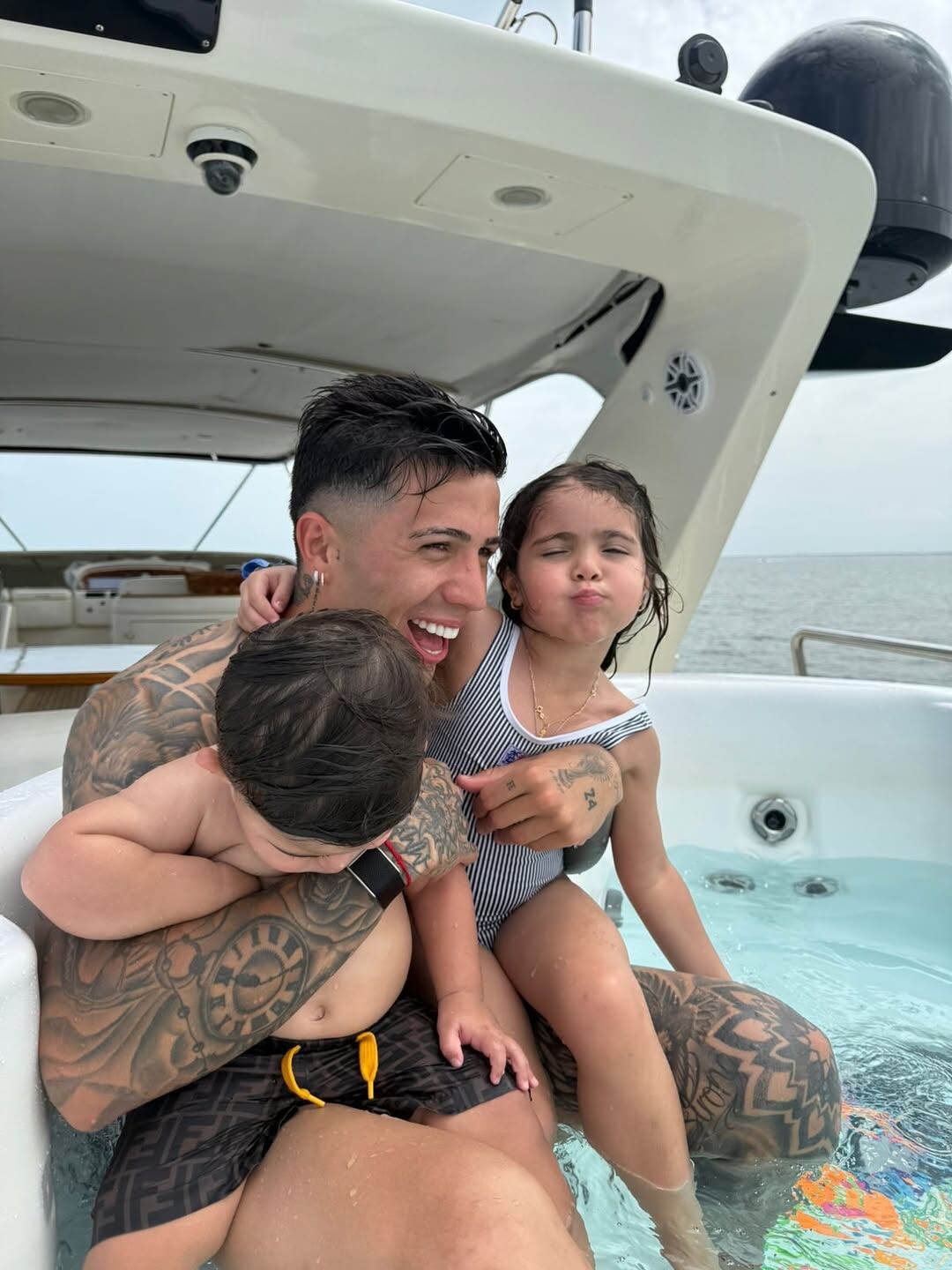 En familia: Enzo Fernández sonríe con sus dos hijos