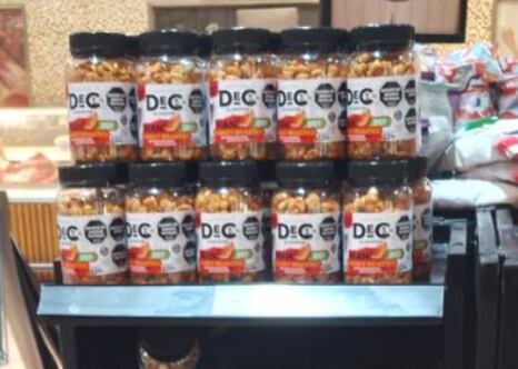 “Tuvimos la suerte de viajar mucho y nos gustaba mucho una presentación de allá. Pensamos que era una oportunidad para cambiar el maní más del tradicional. Es un sabor agridulce, se le agrega miel, azúcar y sal. Lo lanzamos y tuvo una muy buena aceptación. También decidimos la presentación en frasco”, dice el emprendedor