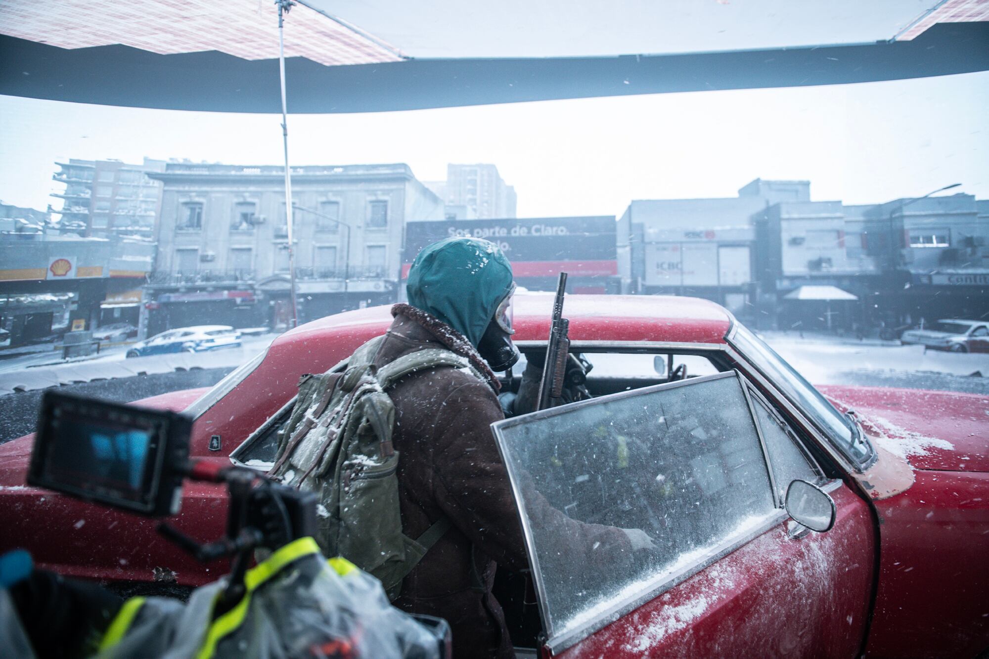 El detrás de escena de El Eternauta, que combina decorados generados por computadora y proyectados en telones de fondo con nieve falsa, tomas en estudio y en las calles de Vicente López