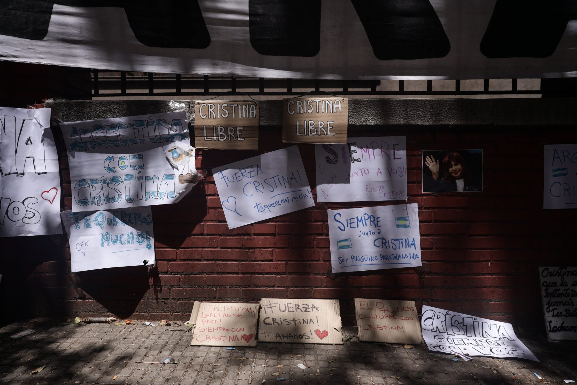 Parte de la vigilia de los simpatizantes de Cristina Kirchner en las inmediaciones del hospital