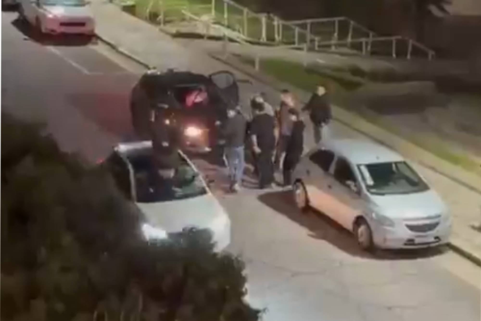 Video: se desató una pelea a la salida de un boliche, lo empujaron en la calle y un auto lo atropelló