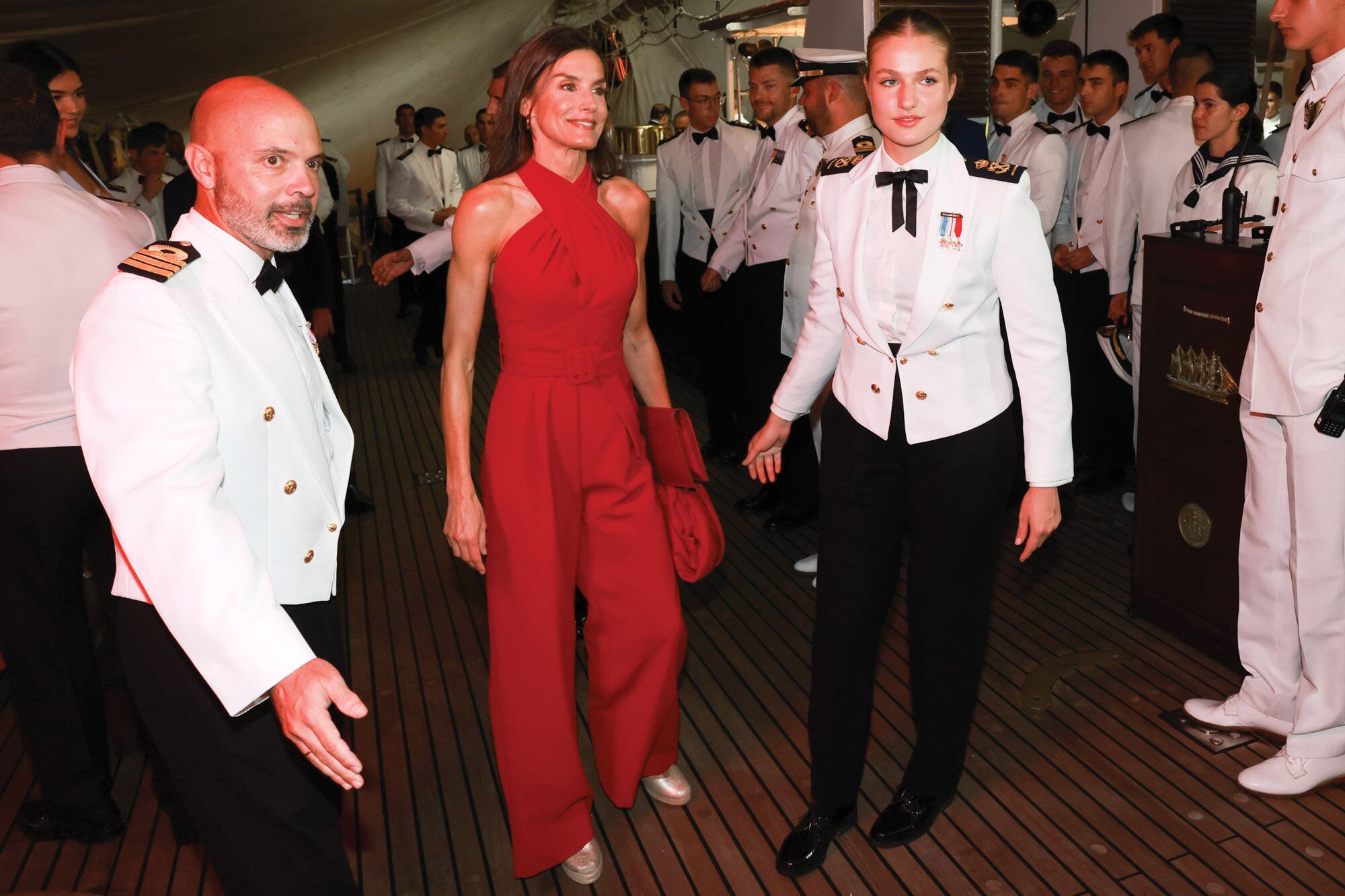 Durante el evento en
cubierta del sábado
a la noche, Letizia lució un mono rojo
de Mango y Leonor, el traje de gala
de verano de la
Armada.