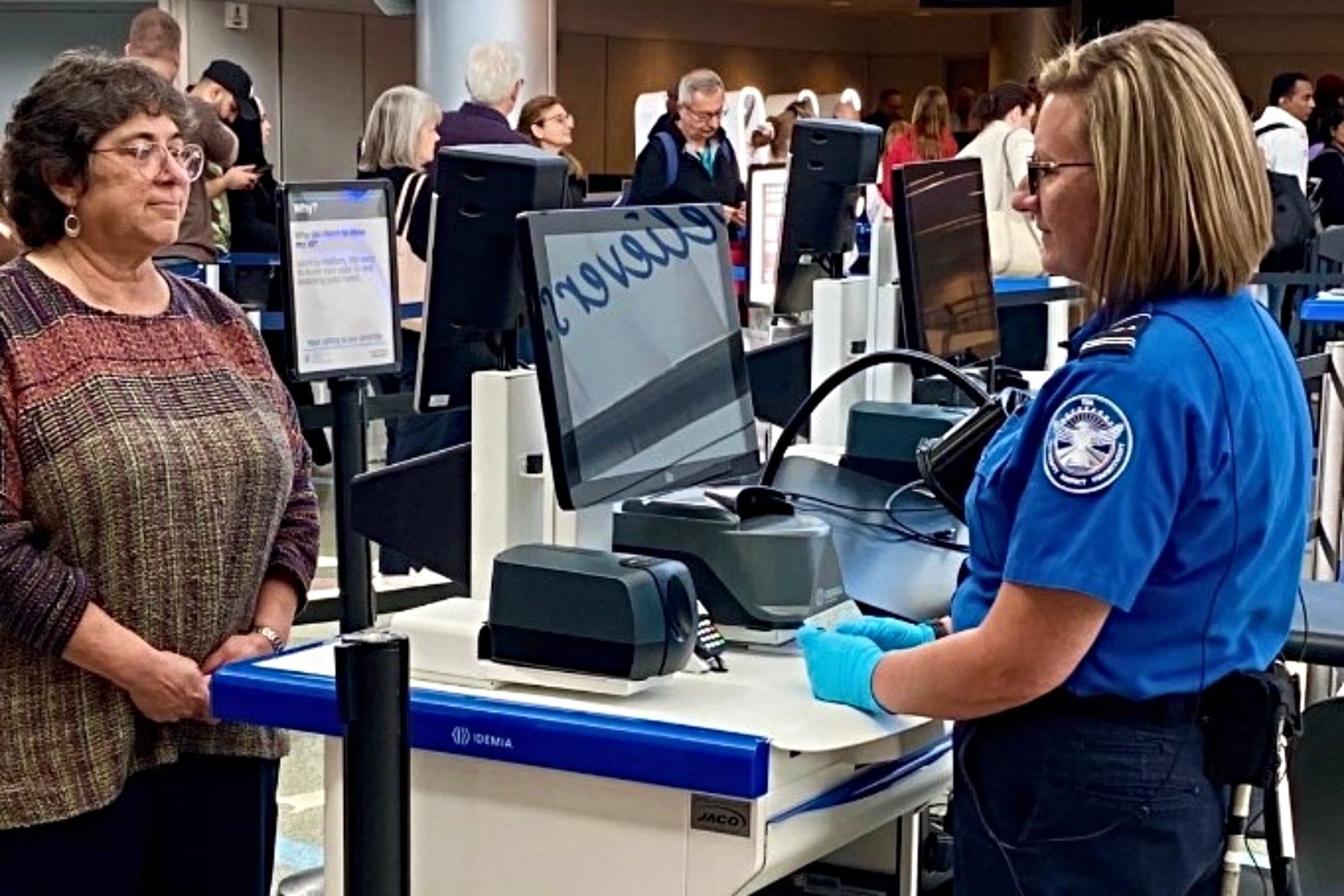 Los pasajeros adultos mayores de 18 años deben mostrar una identificación válida en el punto de control del aeropuerto para poder viajar