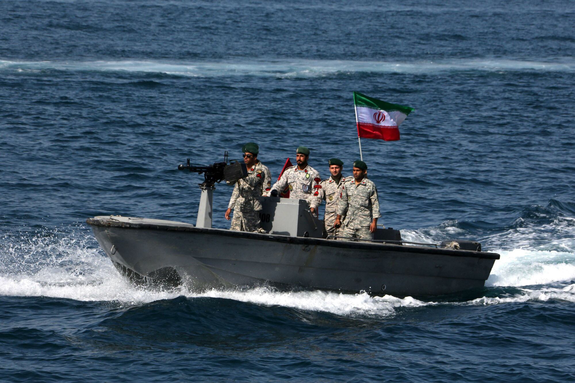 Según EIA, el flujo de petróleo a través del estrecho en 2024 promedió 20 millones de barriles diarios