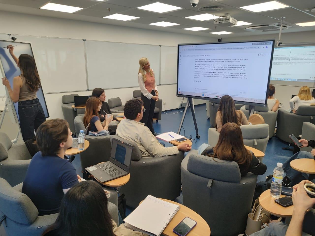 El bot que habla y escribe de manera simultánea, utilizado en actividades grupales