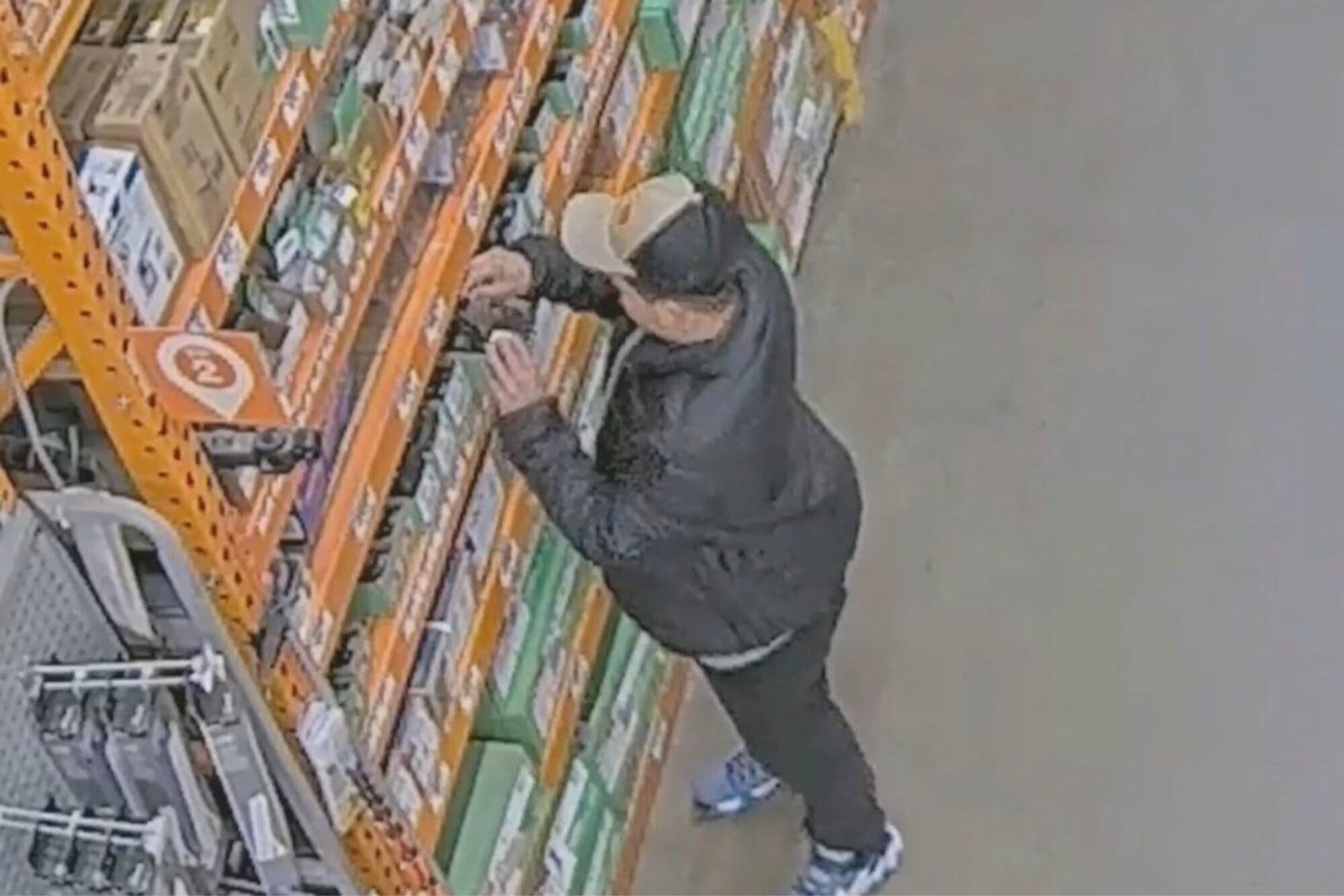 Imágenes de cámaras de seguridad muestran cómo algunos integrantes escondían productos en su ropa y usaban palos para bajar cajas de estantes altos