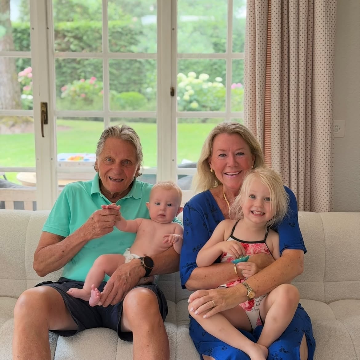 Los padres de Daniela con sus hijos