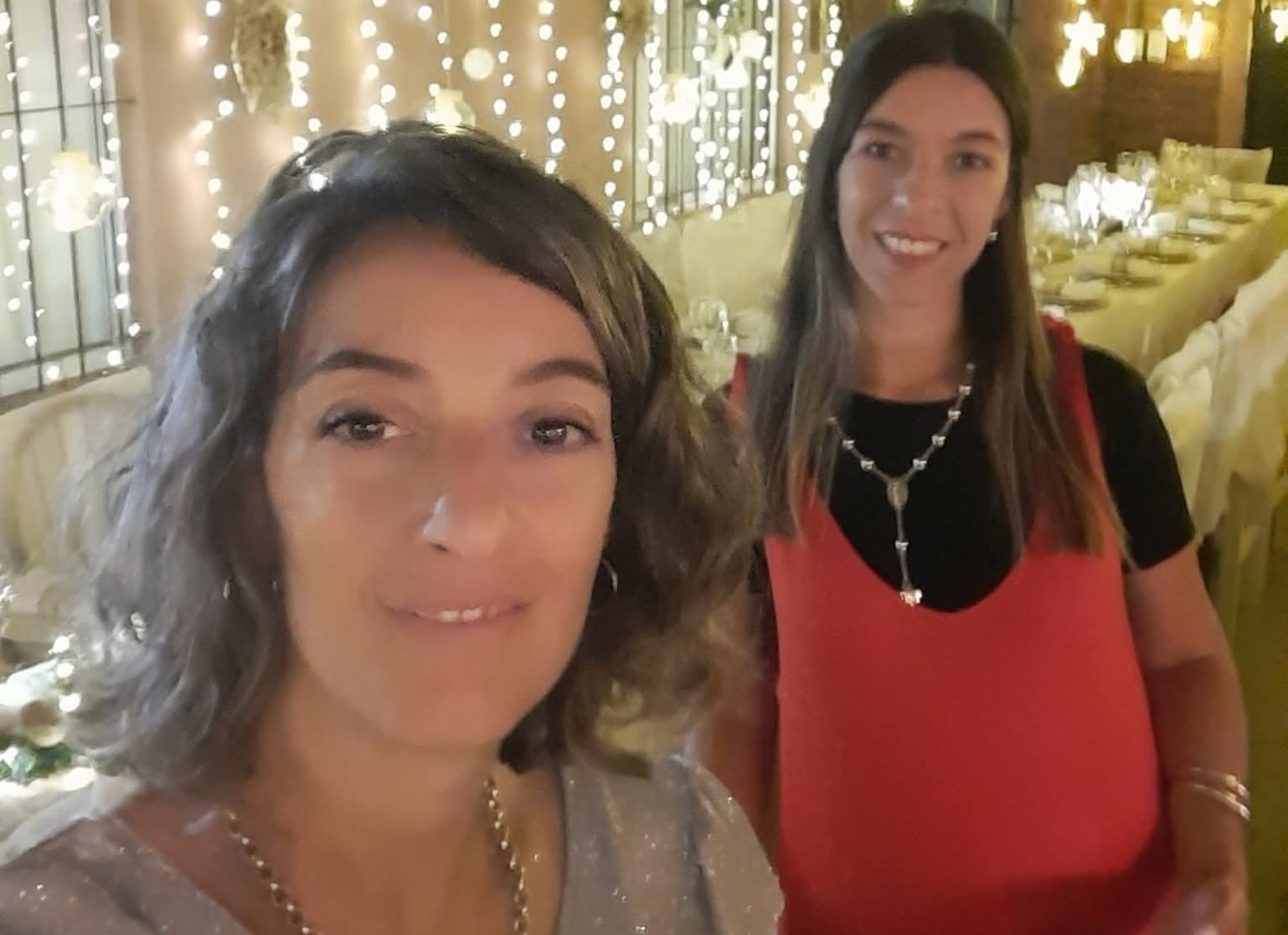 Laura, junto a su hermana.
