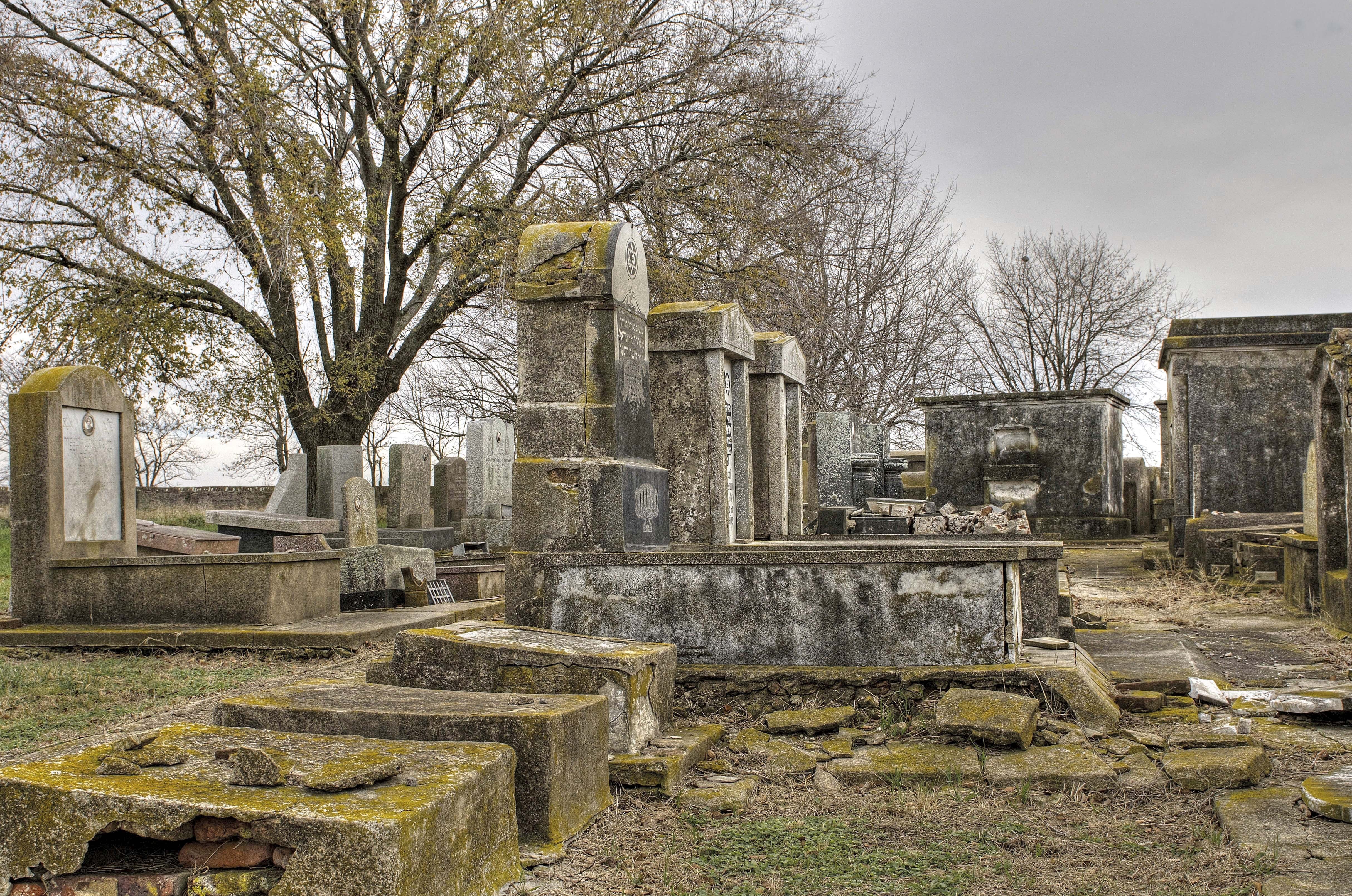 Uno de los pueblos pioneros en la historia de la colonización judía en la Argentina 12 Cementerio abandonado en Colonia Mauricio