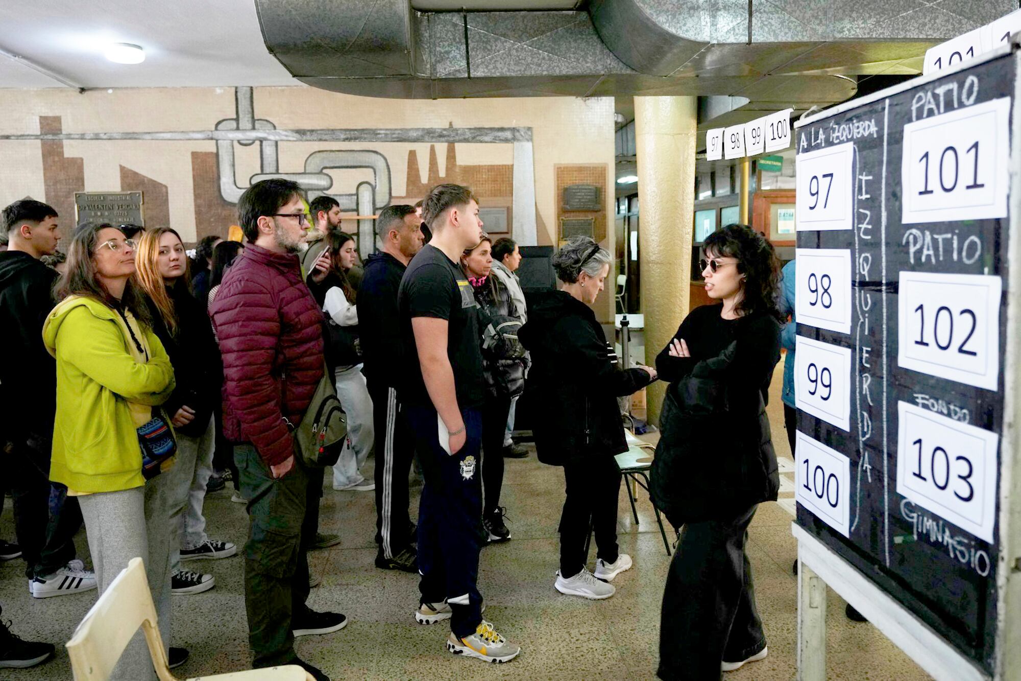 Votantes hacen fila para emitir su voto durante las elecciones legislativas provinciales en La Plata, Argentina, el domingo 7 de septiembre de 2025