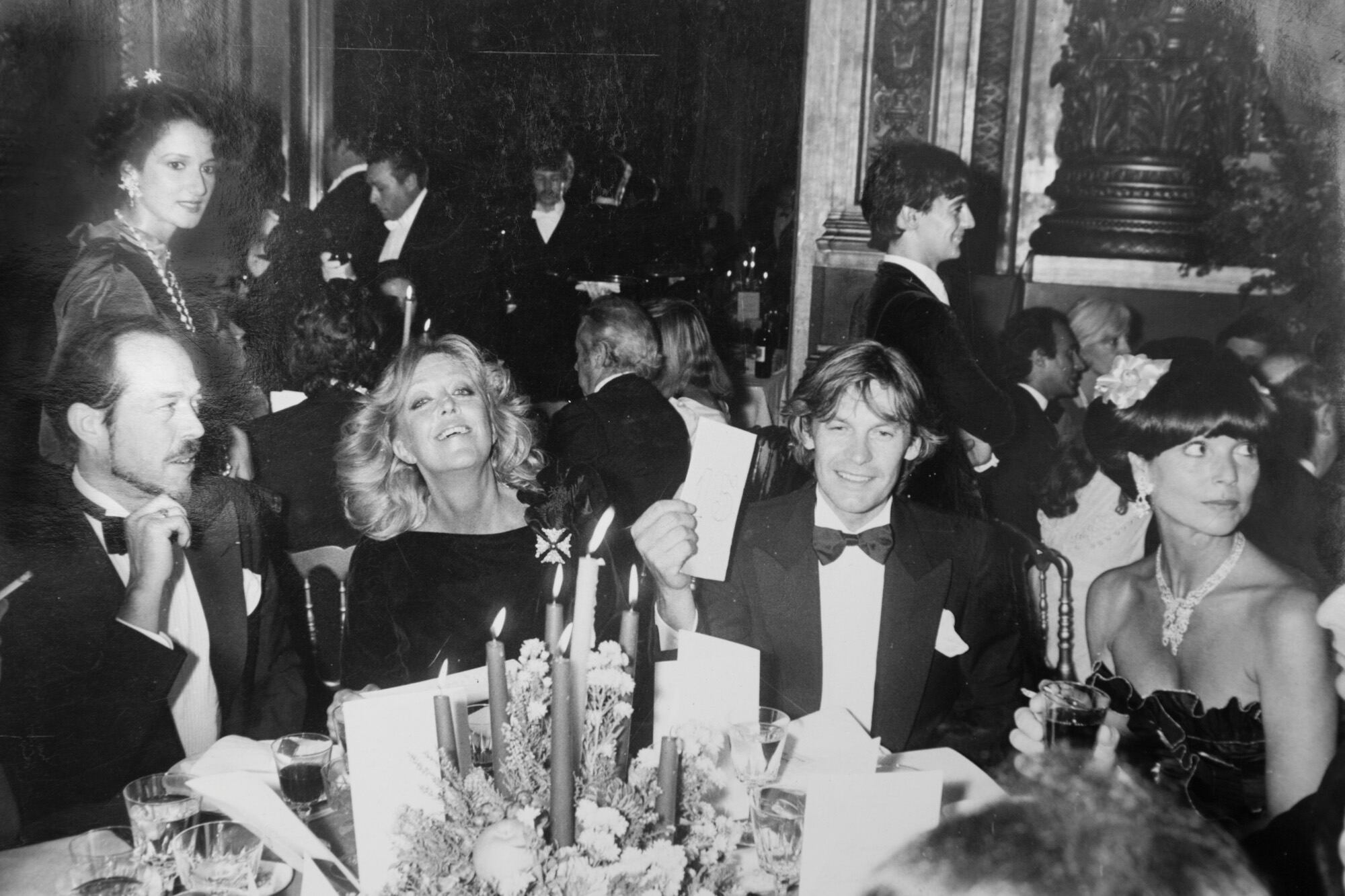 Noche de gala en París, rodeada por el duque de Francia, el actor austríaco Helmut Berger (fue famoso en los años 70 por las películas de Luchino Visconti) y la actriz italiana Elsa Mattinelli, que formaba parte de su círculo rojo