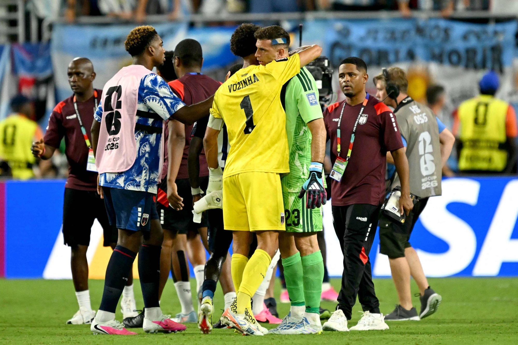 Vozinha y Dibu Martínez se saludaron tras el final del partido que disputaron la selección argentina y la de Cabo Verde (Foto: CHANDAN KHANNA / AFP)