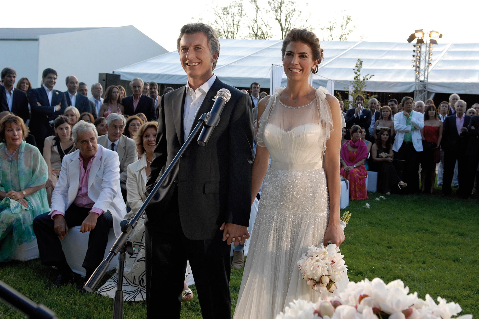 El 20 de noviembre de 2010 fue la gran fiesta de casamiento en la estancia La Carlota, en Tandil, el campo de tres mil hectáreas de Jorge Blanco Villegas, tío de Macri. Juliana caminó hacia el altar luciendo un diseño de la inglesa Jenny Packham
