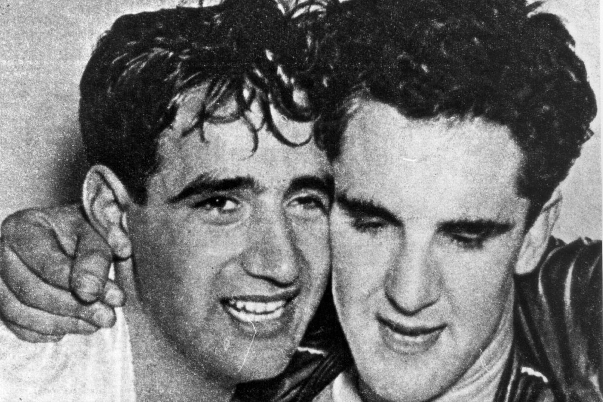 Una imagen histórica de los campeones mundiales de 1950: el abrazo entre Ricardo González y Oscar Furlong