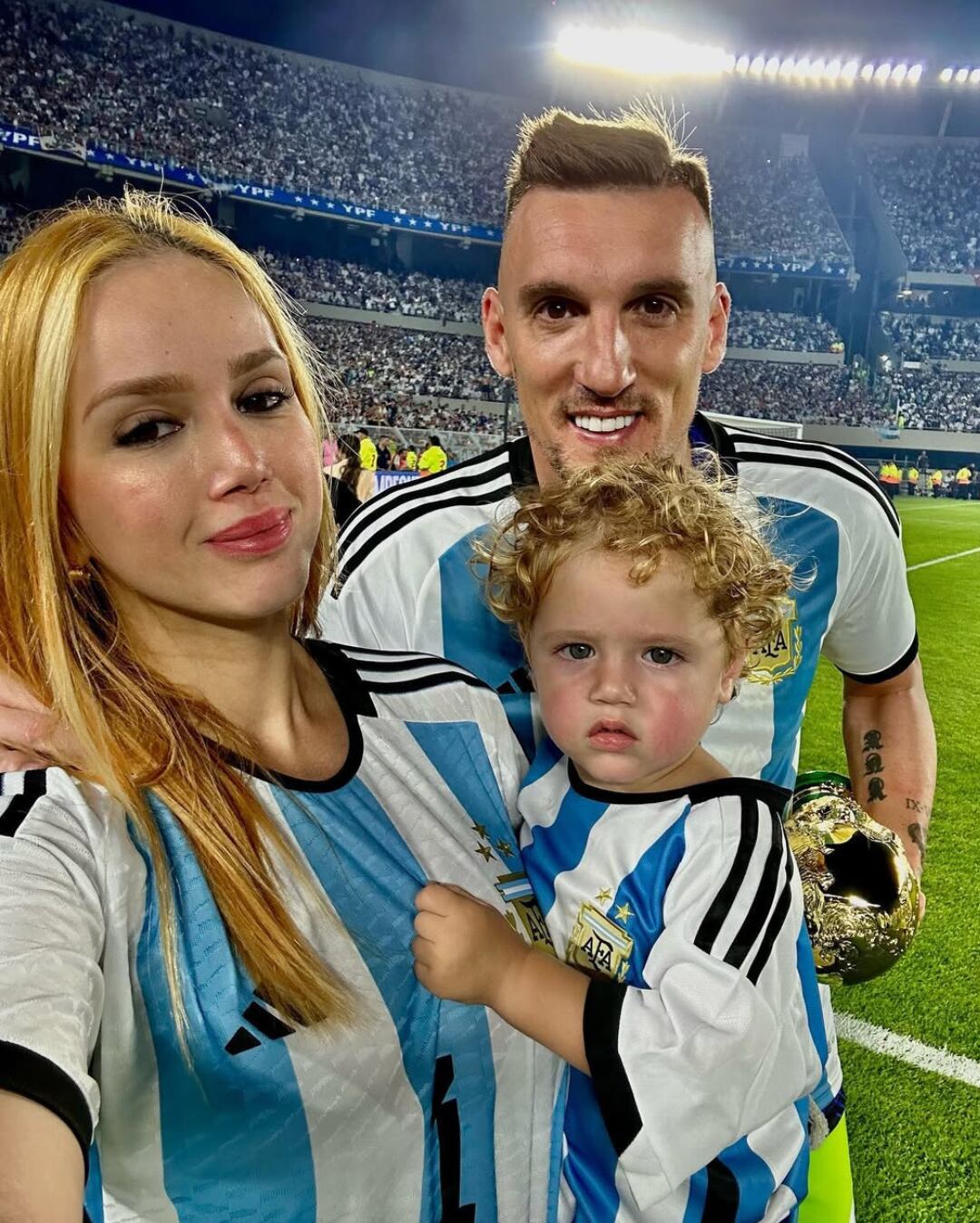 Franco Armani junto a su mujer Daniela Rendón y su hijo Valentino