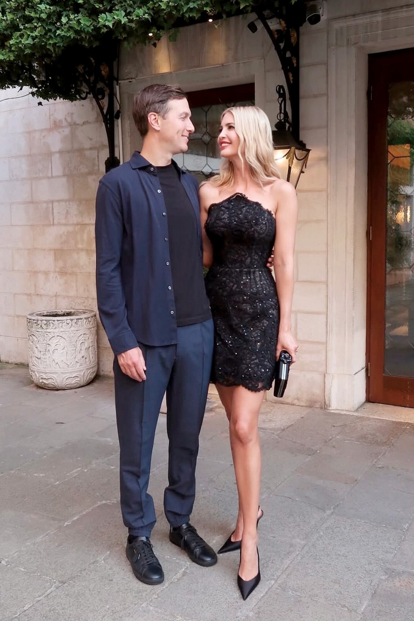 Lookeada por Carolina Herrera, Ivanka
Trump posa con su marido, Jared Kushner.