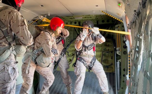La princesa Leonor, heredera al trono de España, saltó en paracaídas como parte de su entrenamiento militar