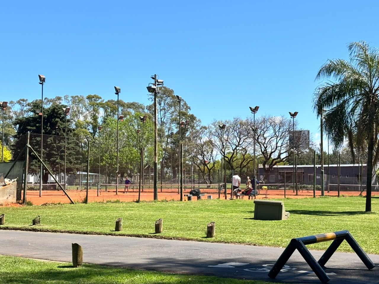 Los personal trainers deberán contar con una autorización para poder dar clases en plazas porteñas 7 La Ciudad busca ordenar la utilización compartida de las instalaciones deportivas y recreativas mediante nuevas pautas de convivencia