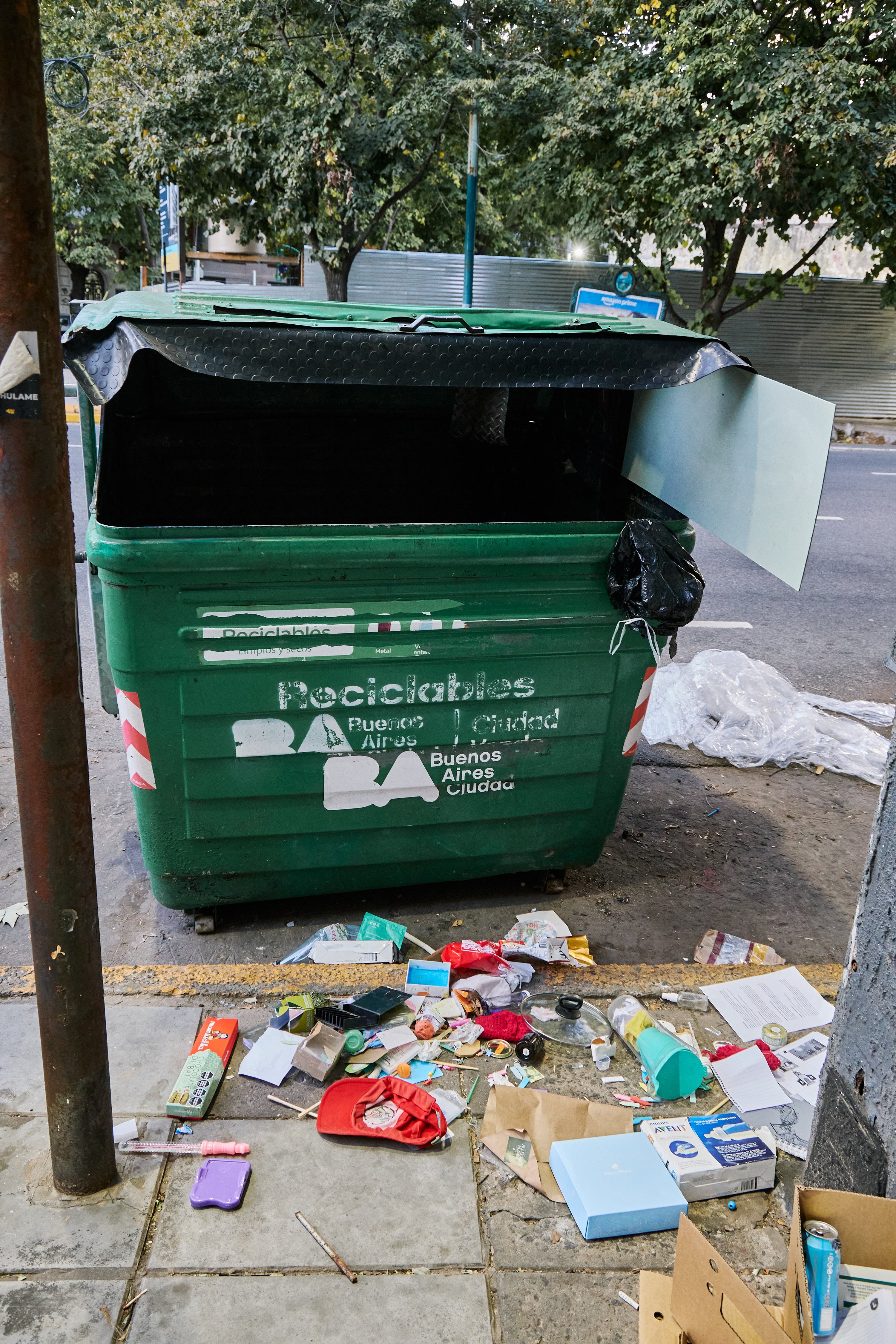 Una postal frecuente en la avenida Forest casi Virrey Loreto, en Colegiales