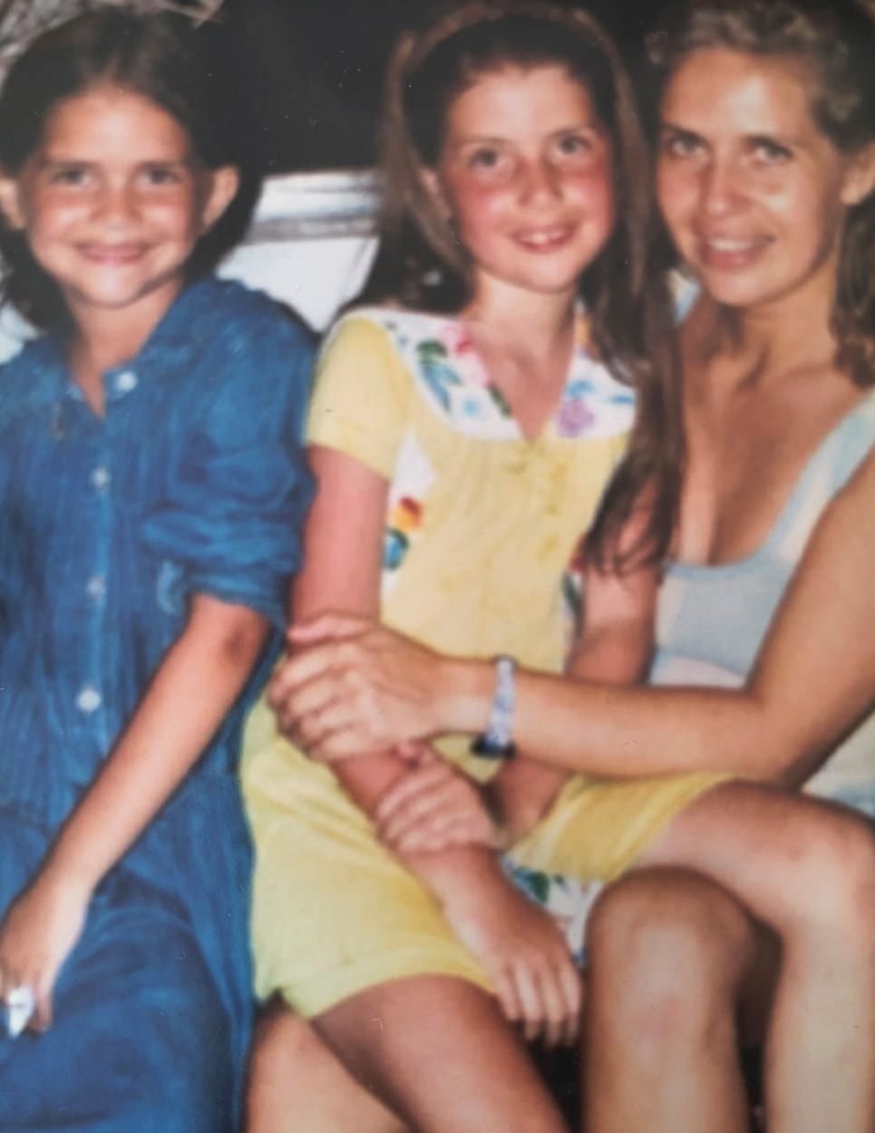 Nora con sus dos hijas