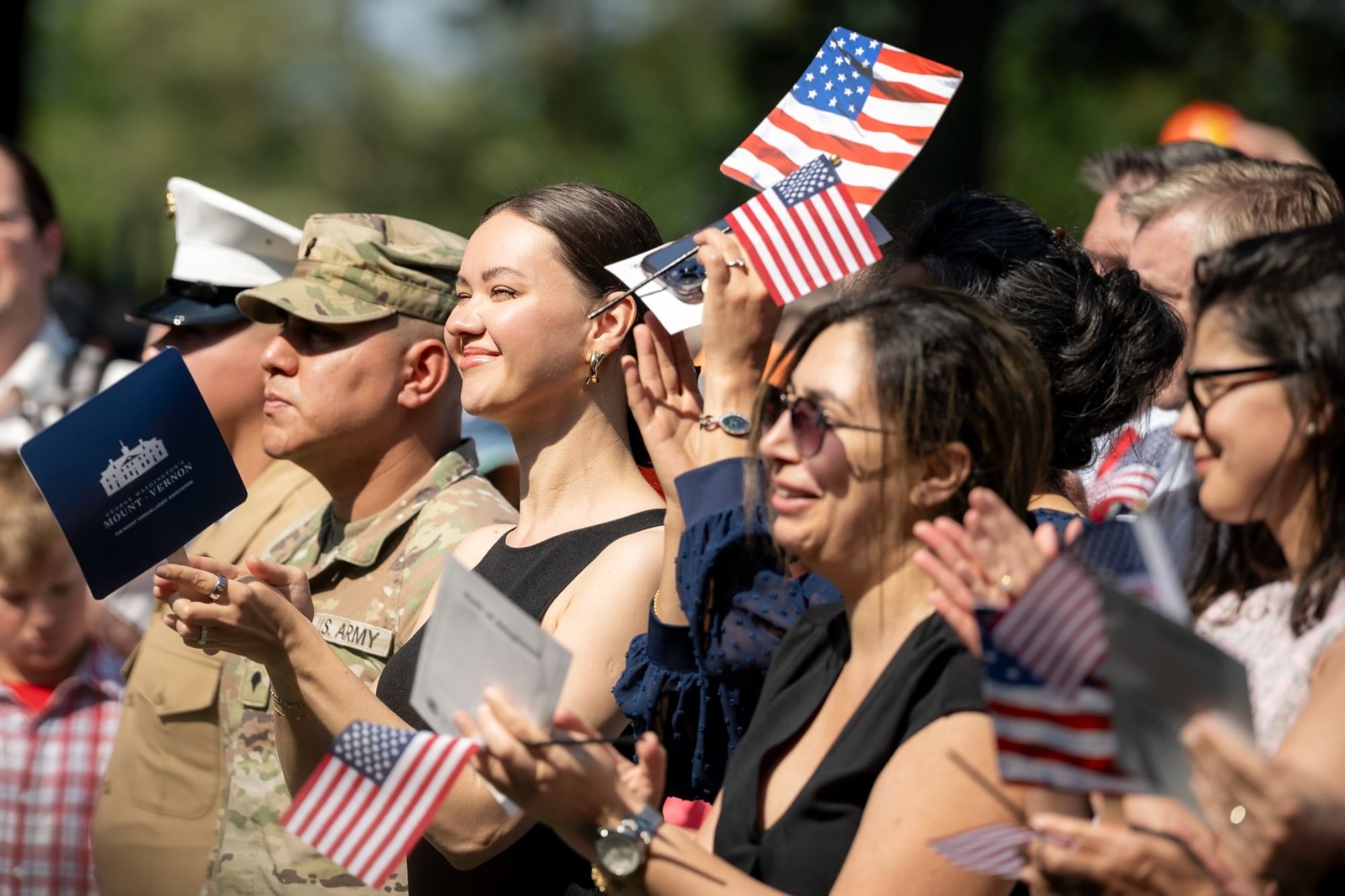 La regla del Uscis que habilita a migrantes a obtener la ciudadanía estadounidense en solo tres años