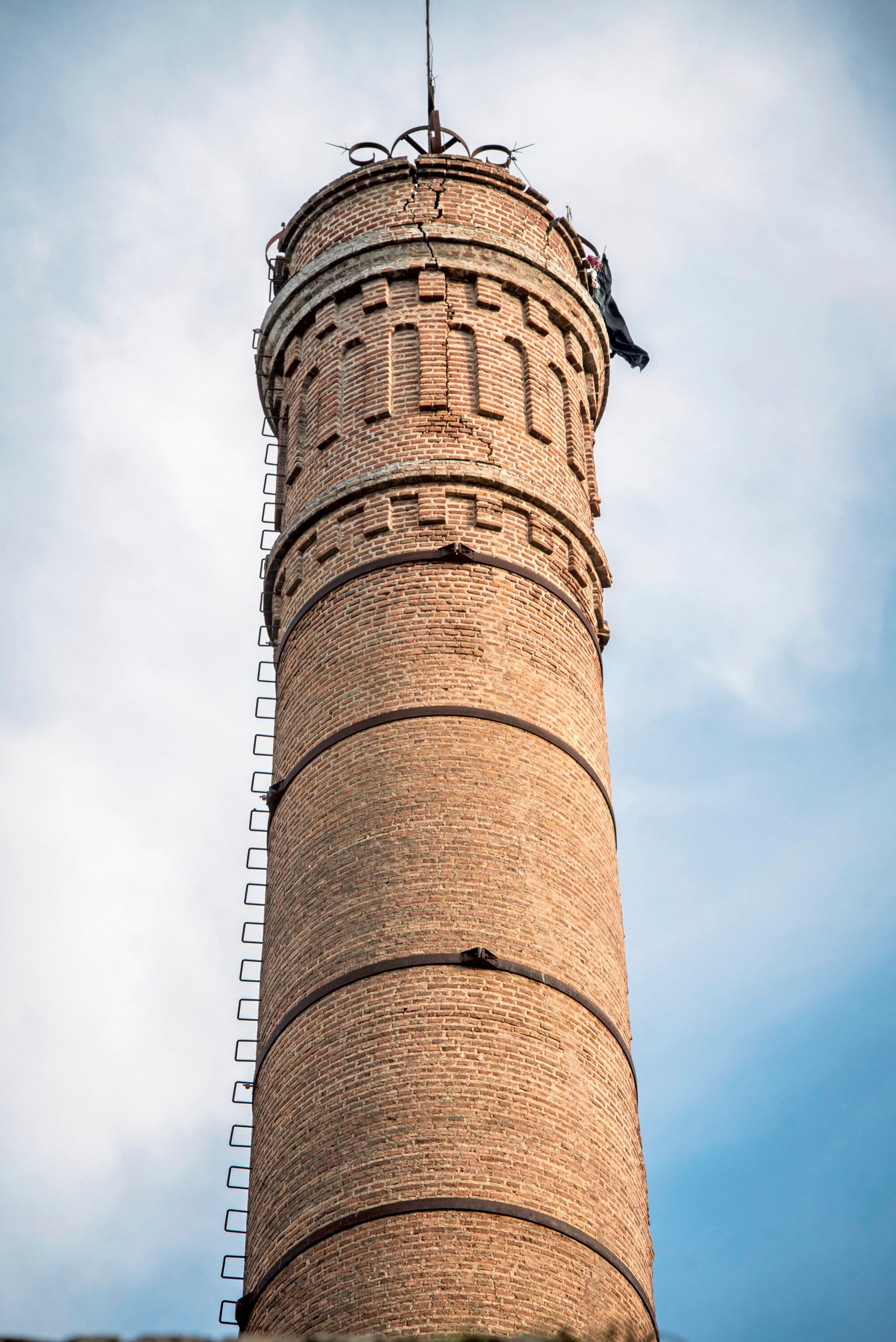La chimenea restaurada de Villa Ana aún domina el paisaje como símbolo del auge taninero