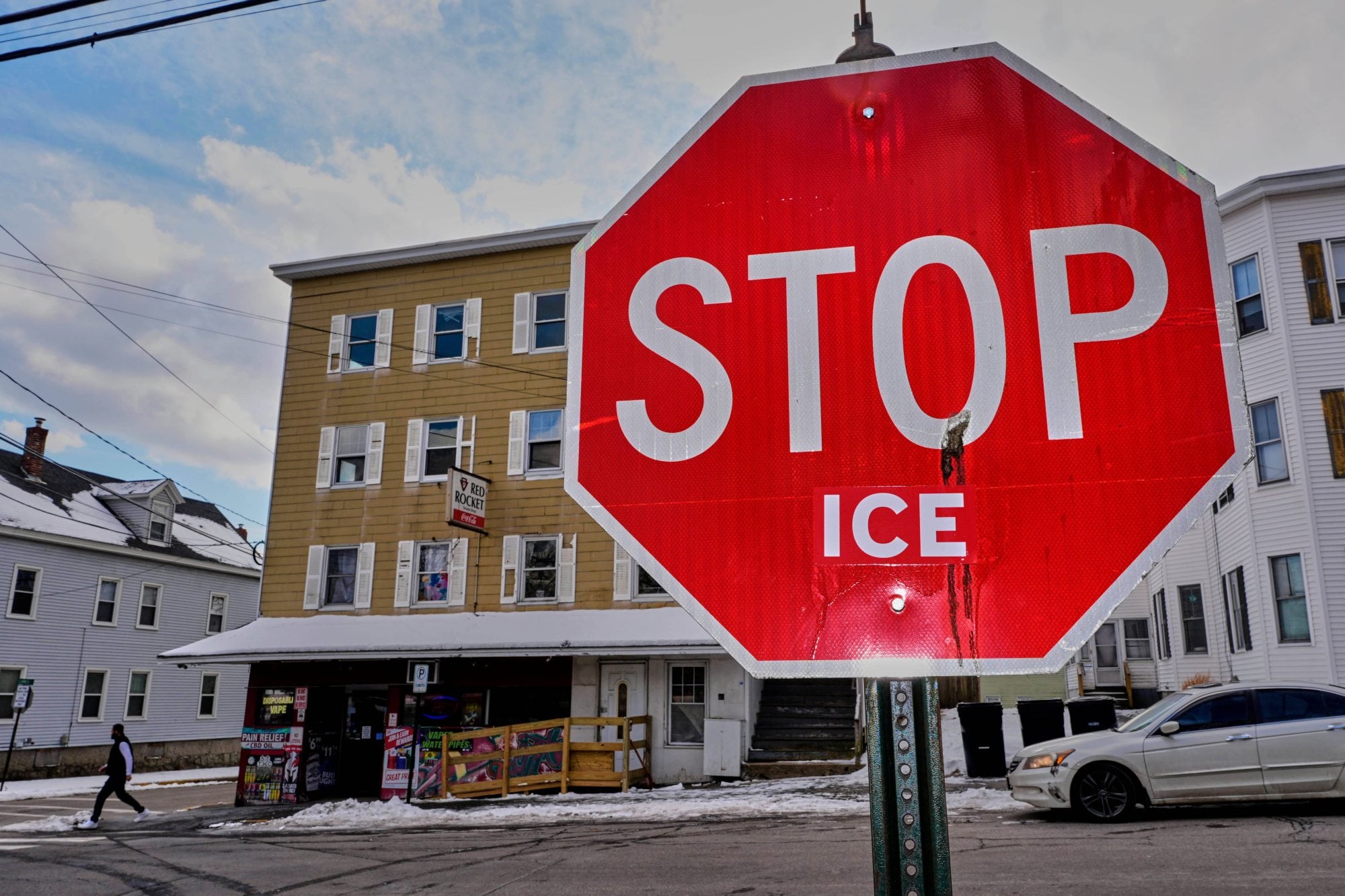 Un cartel en enero de 2026 en Biddeford, en contra de los operativos del ICE