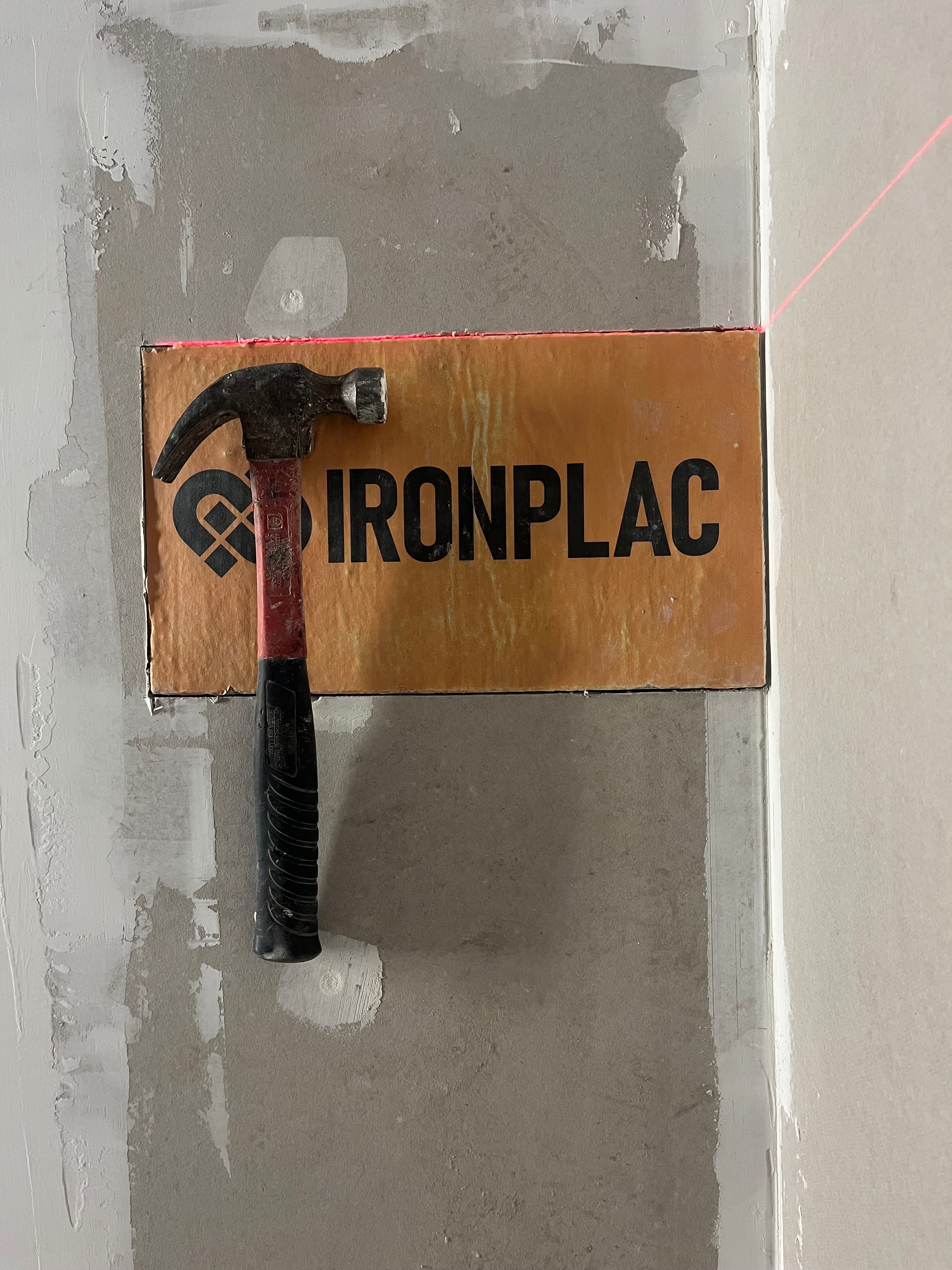 Con el invento de Marco, los objetos parecen flotar pegados a la pared (Foto: Gentileza Marco Secchi)