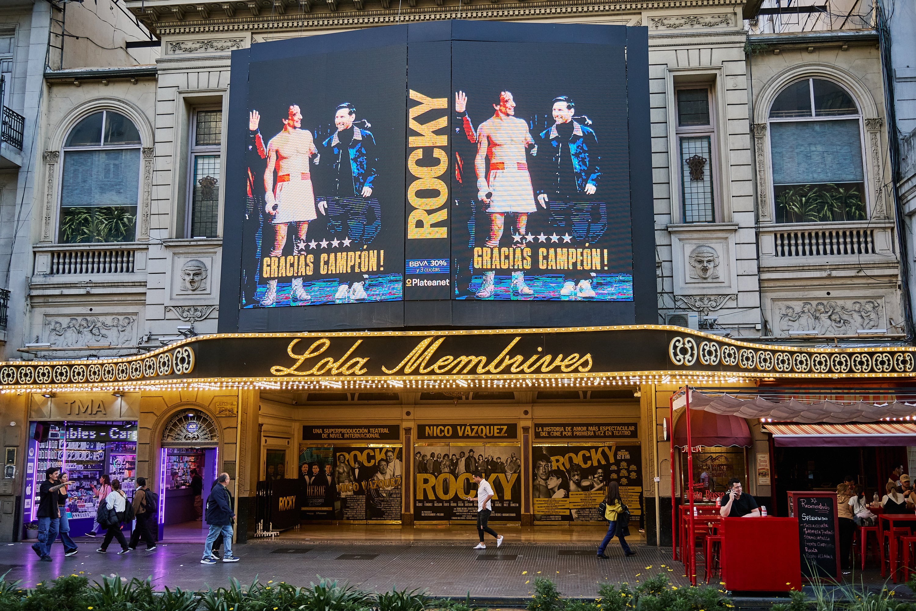 Desde hace años Nico Vázquez opta por trabajar en teatros en los que es el único título programado como sucede actualmente con Rocky, en el Lola Membrives