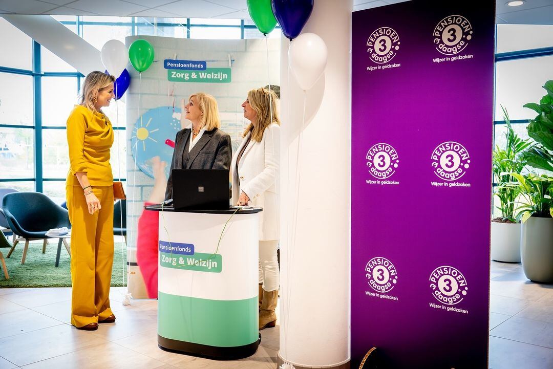 La reina complementó el outfit con botas marrones y un clutch a tono (Foto: Instagram @koninklijkhuis)