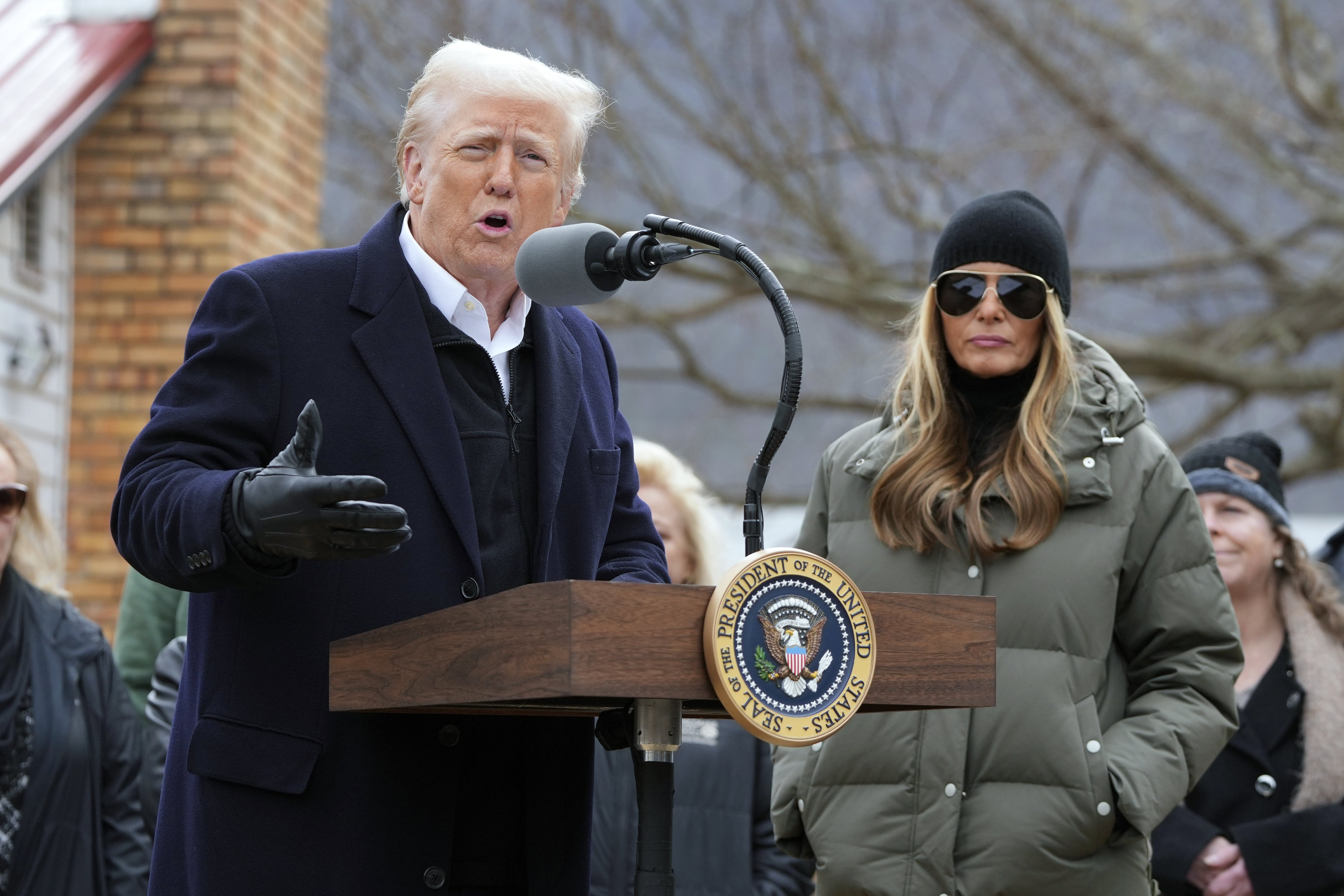 Donald Trump y su esposa, Melania, en Swannanoa, Carolina del Norte, en el primer viaje de su segunda presidencia