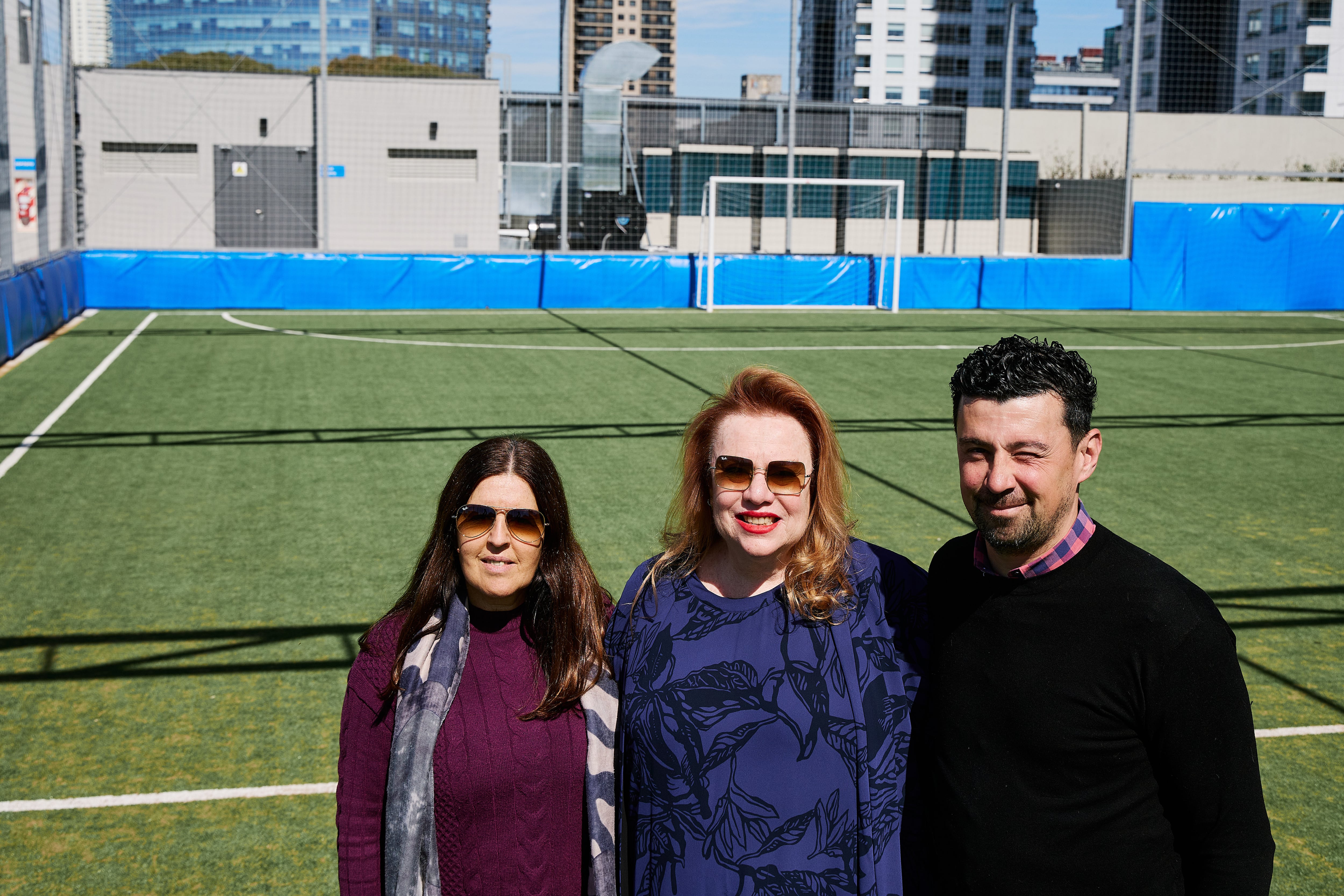La jefa del Departamento de Educación Física, Liliana Suárez, la rectora, Valeria Bergman, y Rodrigo Feller, director del predio, en la terraza del polideportivo